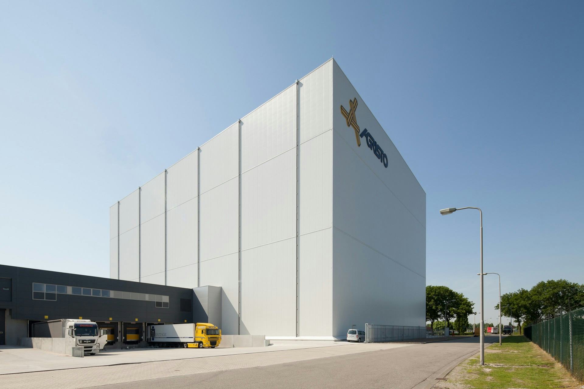 Het magazijn van Agristo in Tilburg is met zijn 40 meter het hoogste magazijn van Nederland. Volgens CBRE groeit in Europa de vraag naar hoogbouw magazijnen en meerlaagse distributiecentra. 