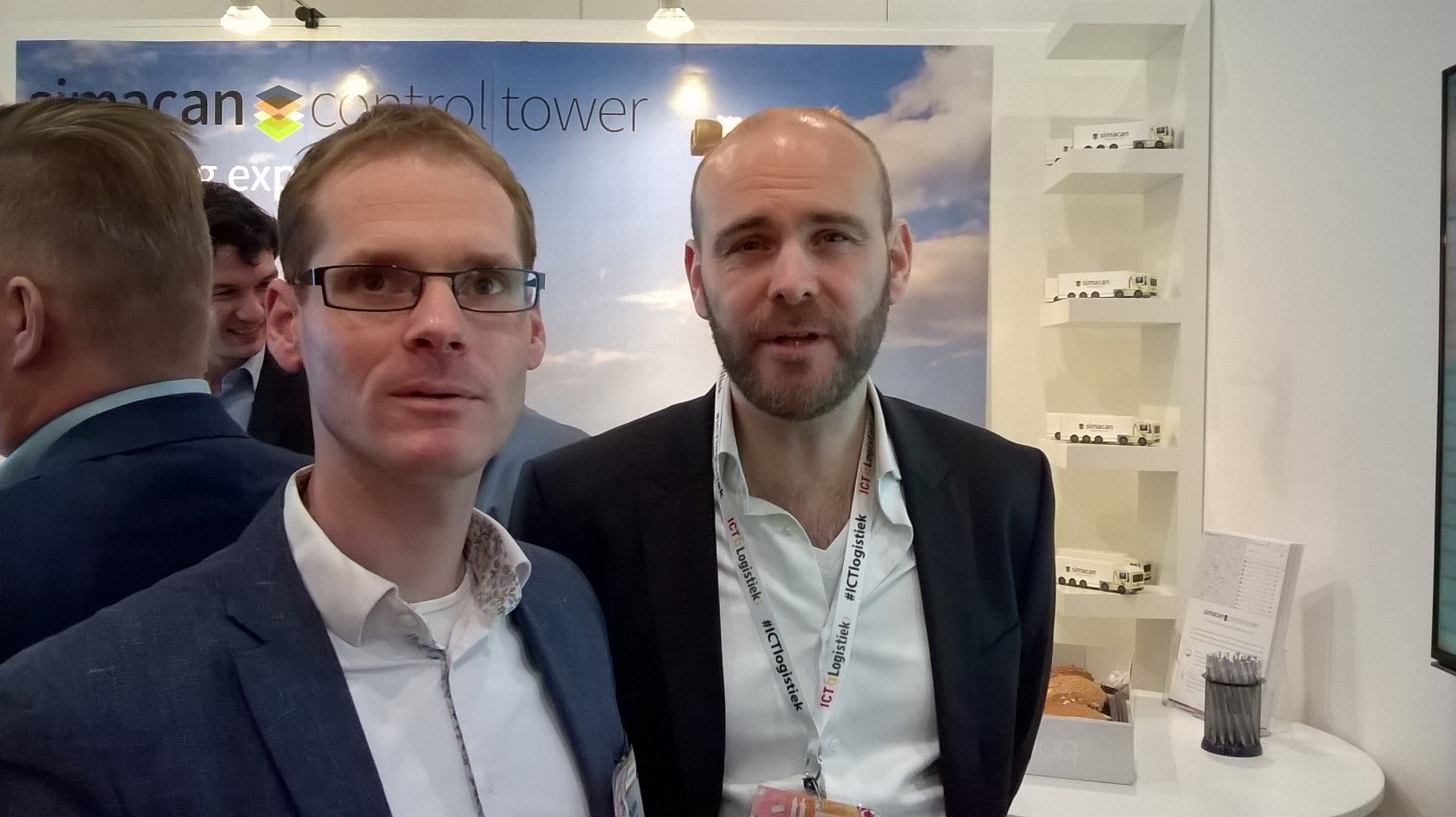 Eric Mulders (foto links), sales manager Simacan, en Felix Faassen, oprichter en CTO van Simacan, praten de bezoeker van deze ICT&Logistiek bij over de vernieuwde control tower die standaard koppelingen ondersteunt van de meest gebruikte boordcomputers, TMS en planningssystemen.