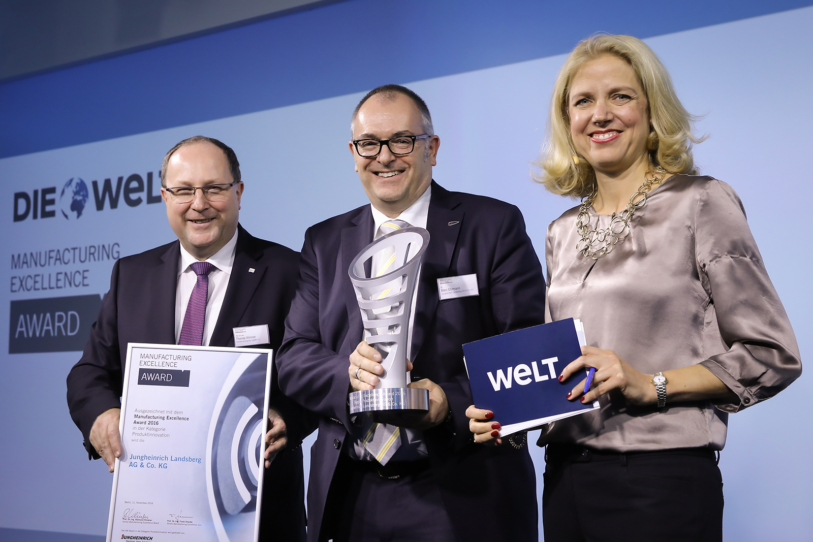 Dr. Thomas Wimmer (BVL) reikt de award uit aan Marc Ehrmann (directeur Jungheinrich)