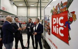 Staatssecretaris Martijn van Dam van Economische Zaken (EZ) brengt een bezoek aan het distributiecentrum van Picnic in Nijkerk.