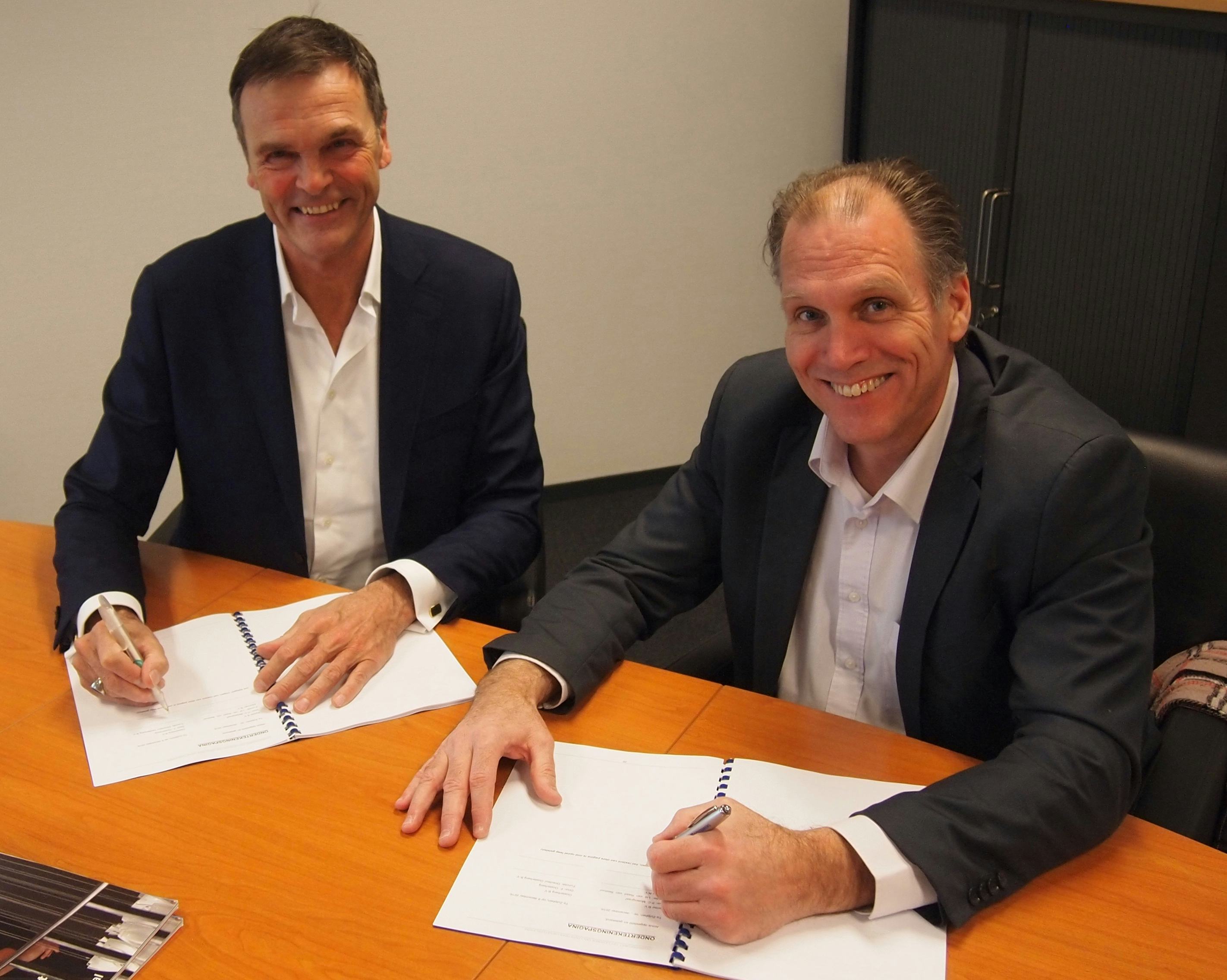 Flip Oosterberg (foto links) en Henk Kluytmans (Kenter) zetten begin december de handtekeningen onder een meerjarencontract. De overeenkomst vormt voor Oosterberg de opmaat om meer logistiek dienstverleningsactiviteiten te verrichten aan derden.