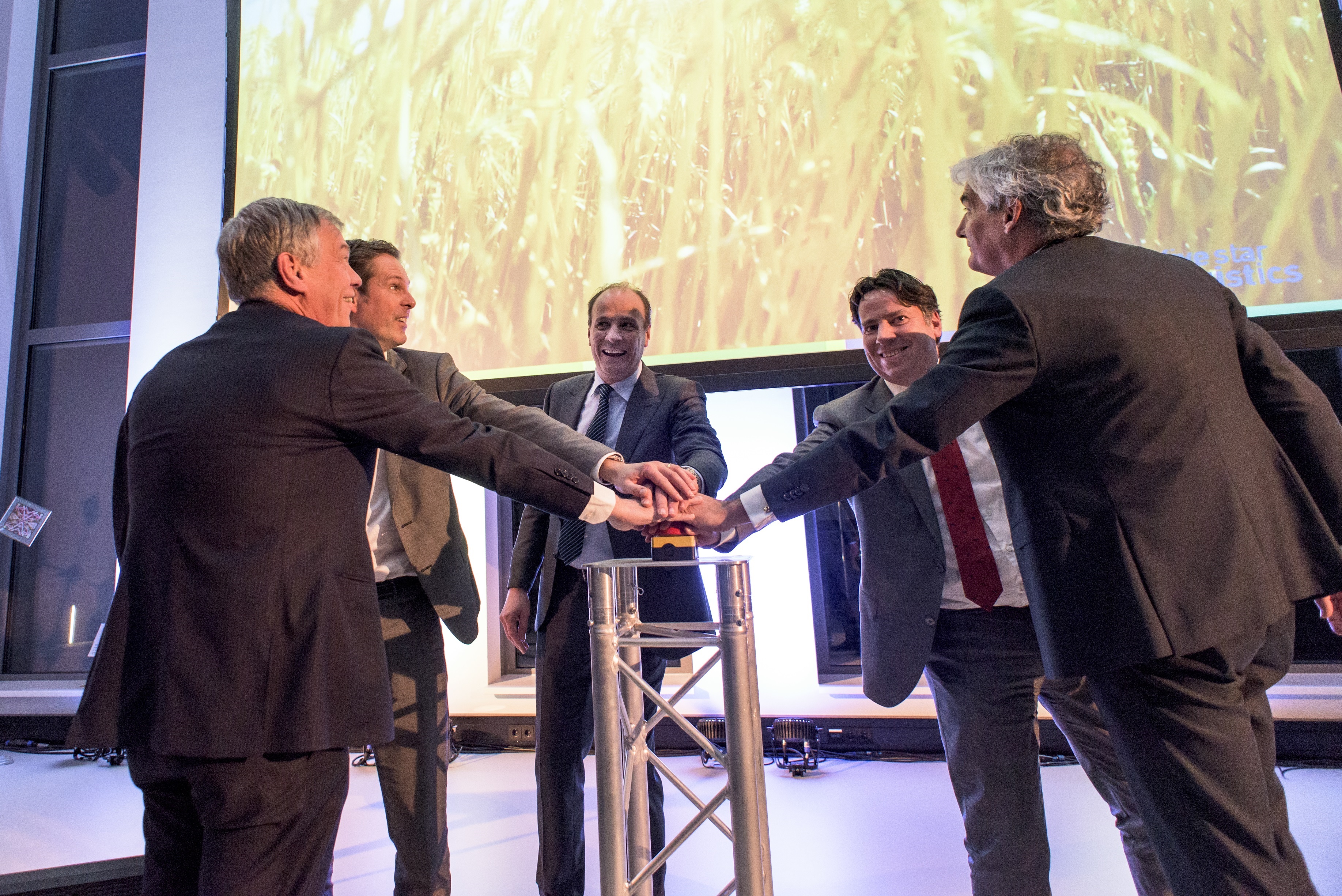 De officiële openingshandeling van het Logistics House in Oss werd verricht door de Stuurgroep van Vijfsterren Logistiek: Rien Geurts (links), Tjebbe Nabuurs (tweede van links), Karel de Jong (tweede van rechts), Frank Verhoeven (eerste van rechts) en in het midden Jumbo-CEO Frits van Eerd 