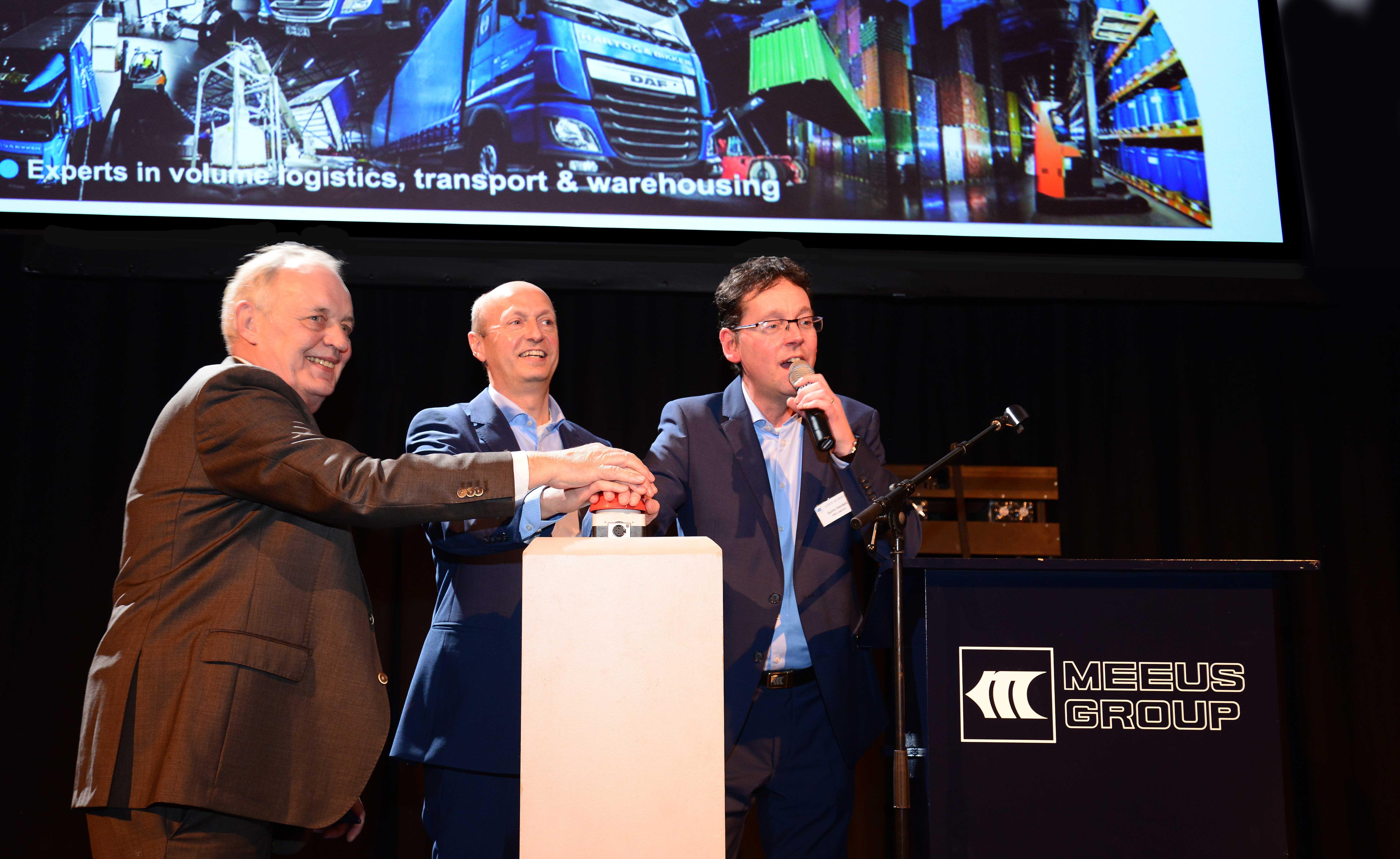 Louis Mourits, bouwmanager, Toon Meeus, directeur/eigenaar Meeus Group en Guido Handels, directeur H&B Logistics, openen het nieuwe warehouse. 