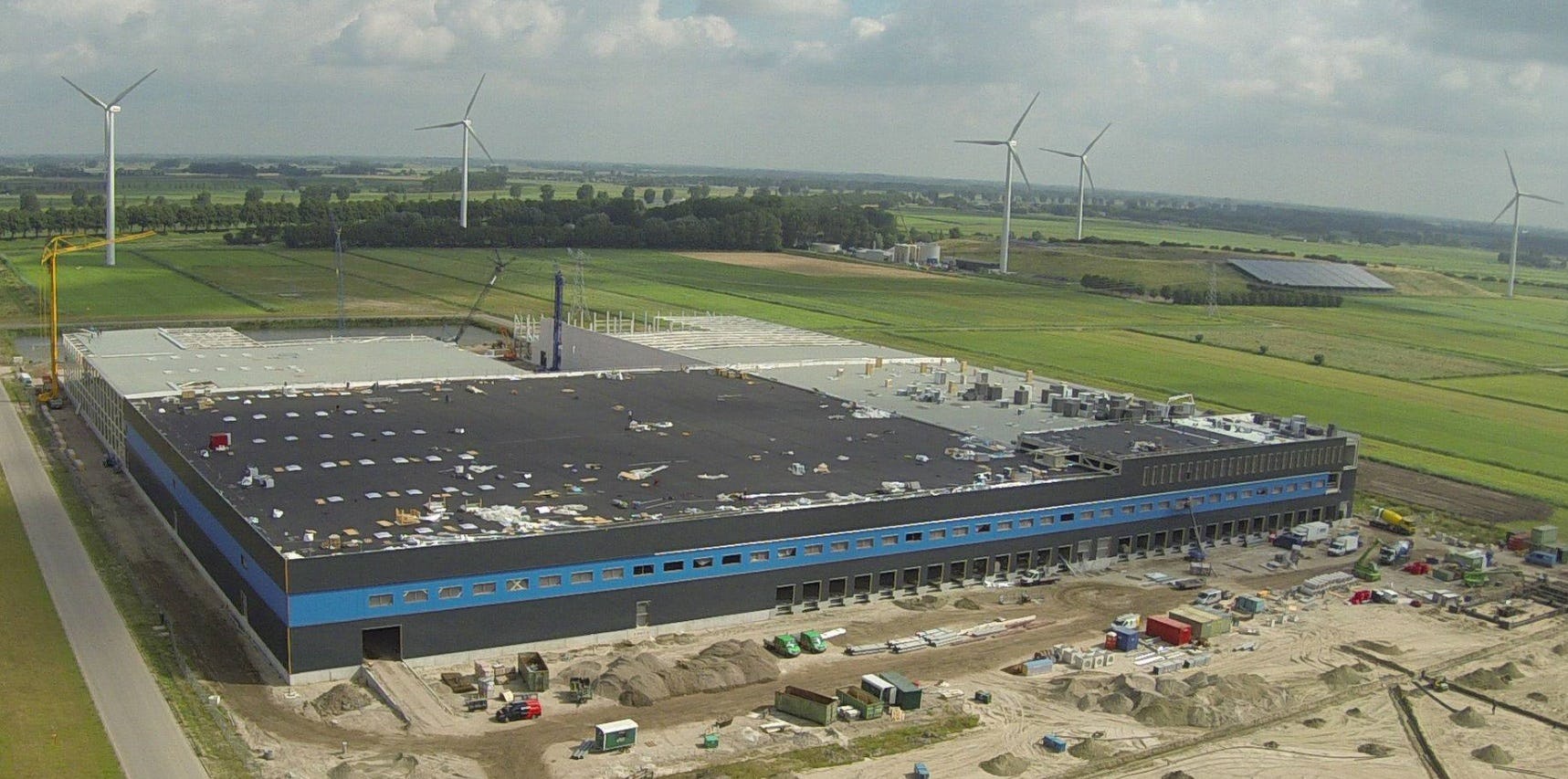 Webwinkel bol.com sorteert voor op een uitbreiding van zijn nieuwe nog in aanbouw zijnde distributiecentrum in Waalwijk. Volgens het Brabants Dagblad heeft bol.com een optie genomen op een naastgelegen perceel van 8,3 hectare. Foto: ZND Nedicom