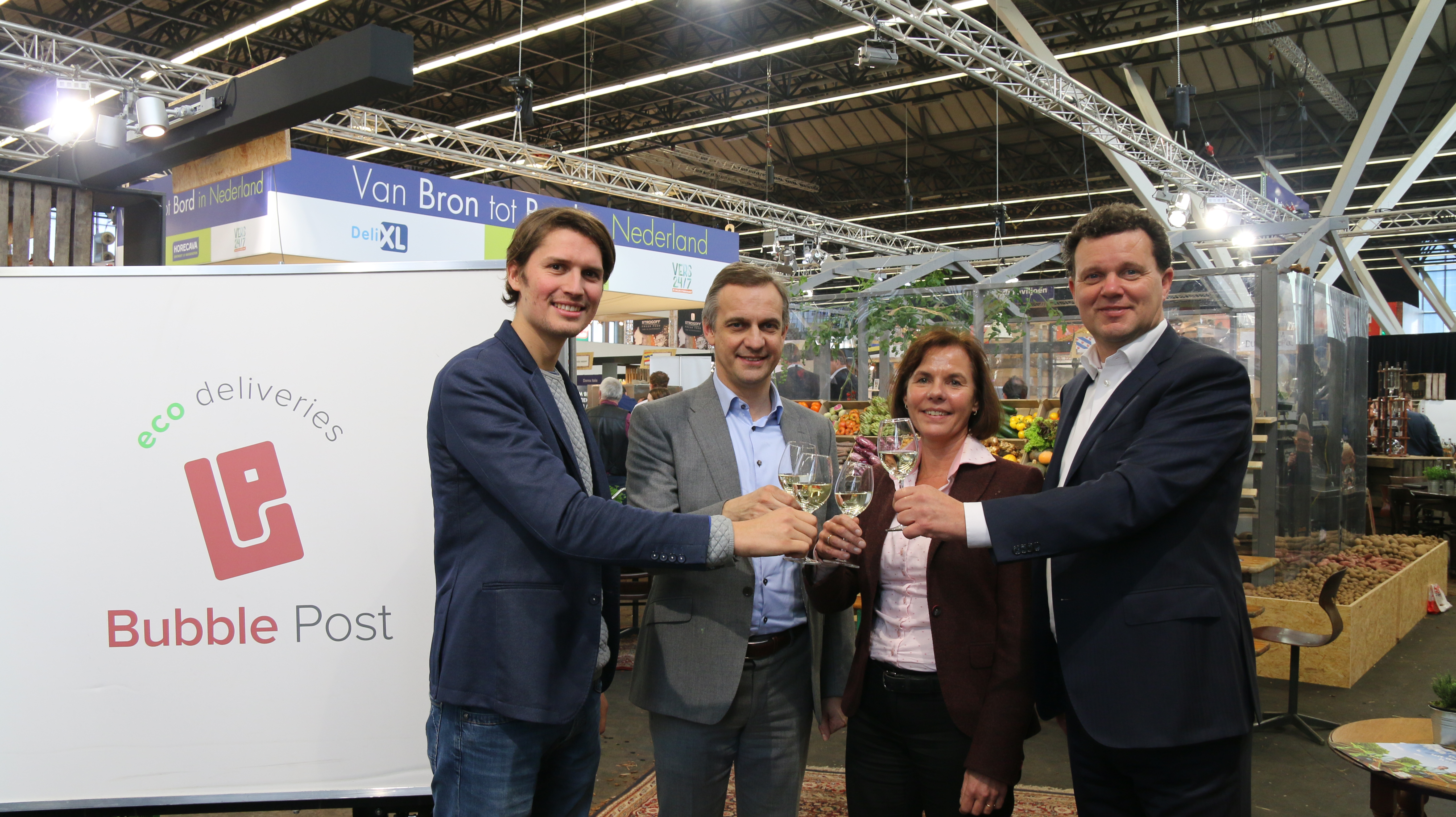 Marc Morioux (CEO Bubble Post), Michel de Waele (Co-founder en CCO Bubble Post), Monique Mooibroek (Manager Finance Deli XL) en Dick Slootweg (Algemeen Directeur Deli XL) heffen het glas op duurzame samenwerking. 