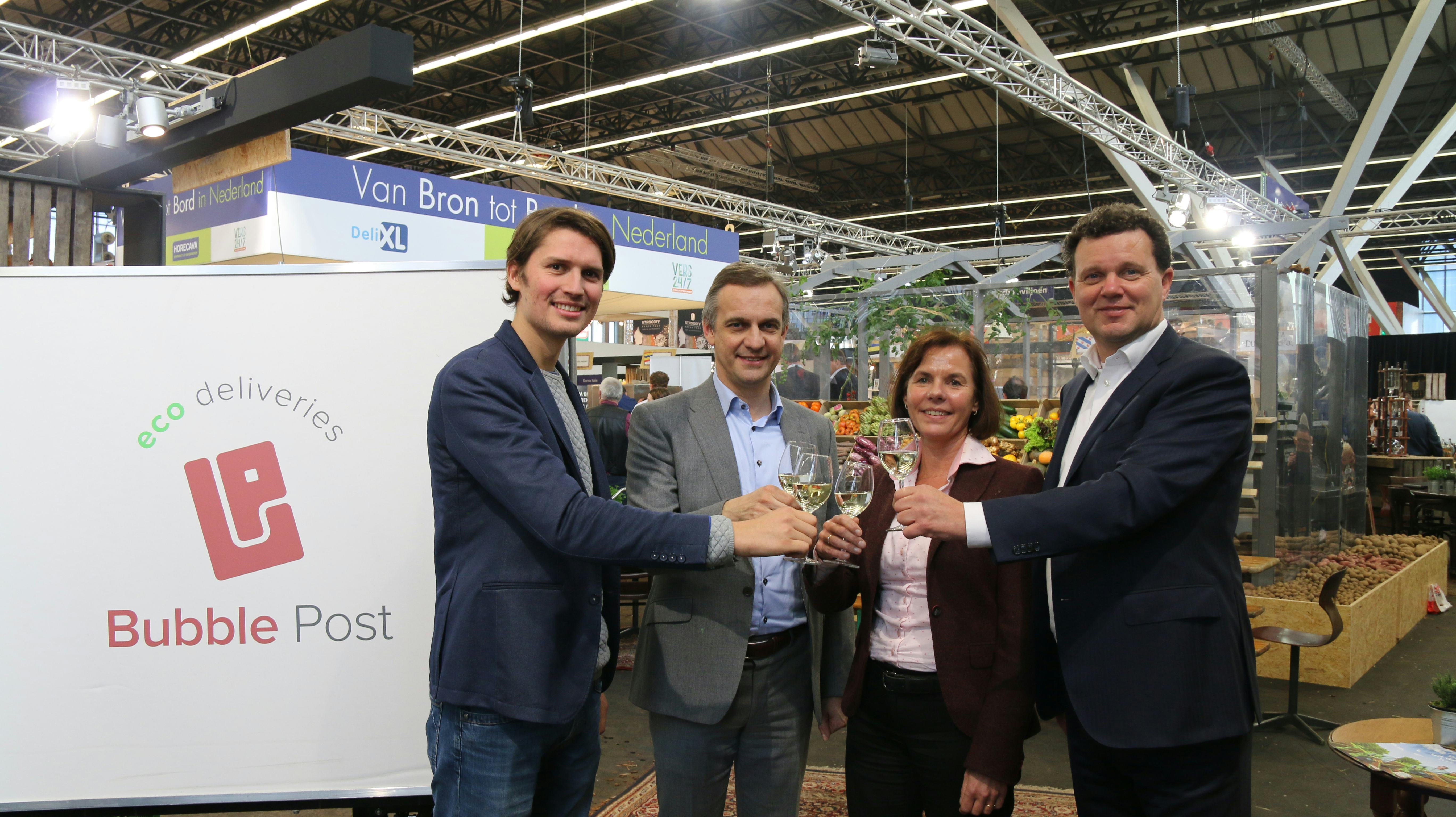 Marc Morioux (CEO Bubble Post), Michel de Waele (Co-founder en CCO Bubble Post), Monique Mooibroek (Manager Finance Deli XL) en Dick Slootweg (Algemeen Directeur Deli XL) heffen het glas op duurzame samenwerking.