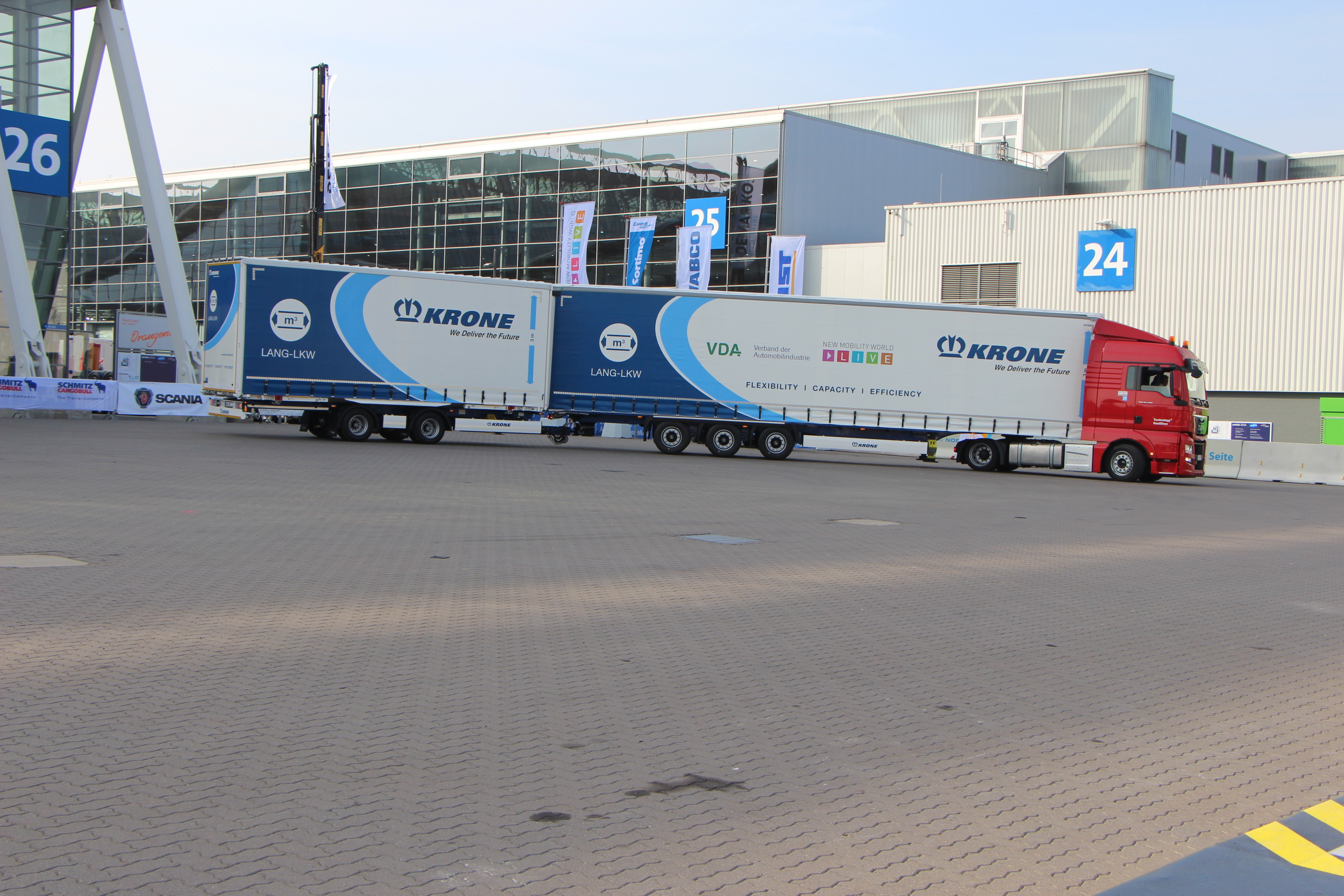 Tijdens de IAA in Hannover vorig jaar werden demonstraties gegeven met een ecocombi die nu ook in deelstaat Nordrhein-Westfalen de weg op mag. 