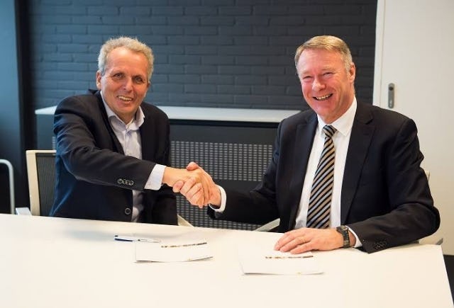 Windesheimdirecteur Rob van Lambalgen (links) en Leo Bronkhorst, directeur Scania Logistics, ondertekenden maandag 30 januari een convenant met betrekking tot de samenwerking.