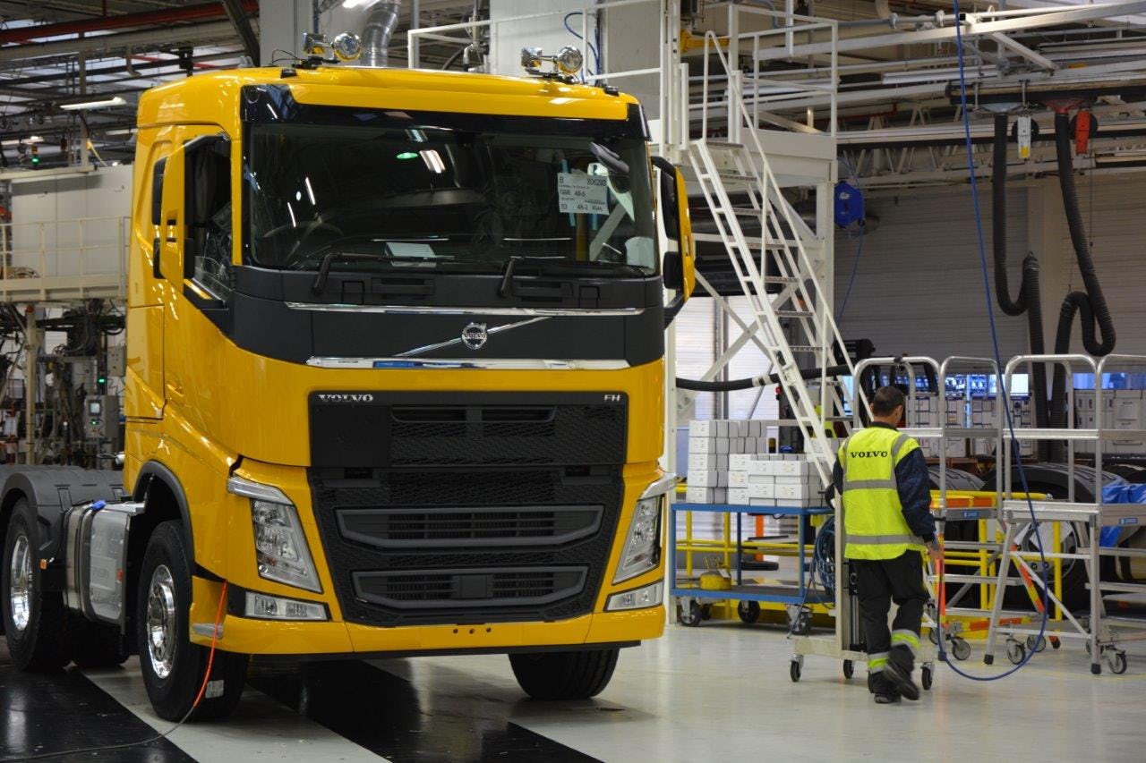 Volvo legt vrachtwagenproductie wekenlang stil vanwege chiptekort