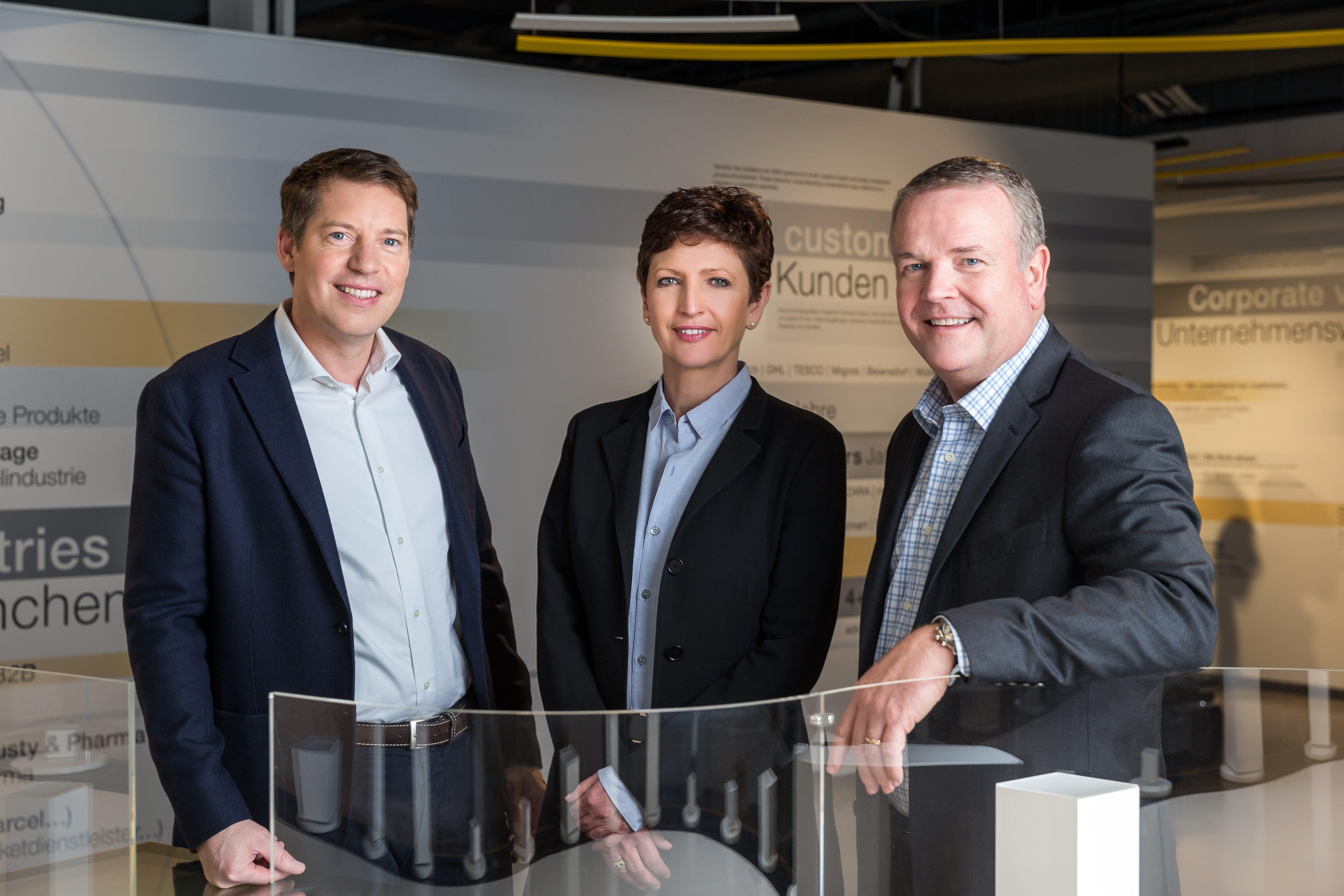 Van links naar rechts: Jan Vercammen (Egemin), Barbara Wladarz (Managing Director Dematic, Central Europe) en Jeff Moss (CEO Dematic International) geven de integratie van Egemin binnen het Dematic-concern vorm. Door de samenvoeging ontstaat de grootste aanbieder van AGV-technologie wereldwijd. 