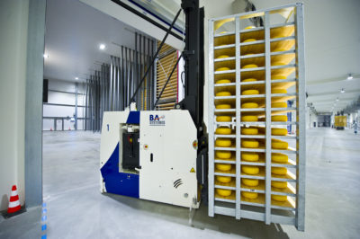 Foto: Hoge Noorden / Jacob van Essen
04-02-2016
FrieslandCampina Gerkesklooster
kaas,pakhuis,robot,
Gerkesklooster, kaas, kaasfabriek, kaaspakhuis , AGV ,