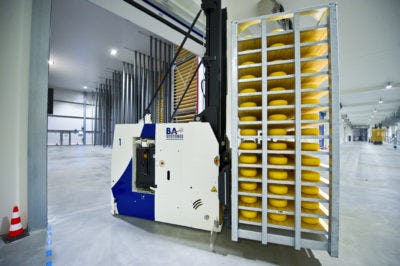 Foto: Hoge Noorden / Jacob van Essen
04-02-2016
FrieslandCampina Gerkesklooster
kaas,pakhuis,robot,
Gerkesklooster, kaas, kaasfabriek, kaaspakhuis , AGV ,