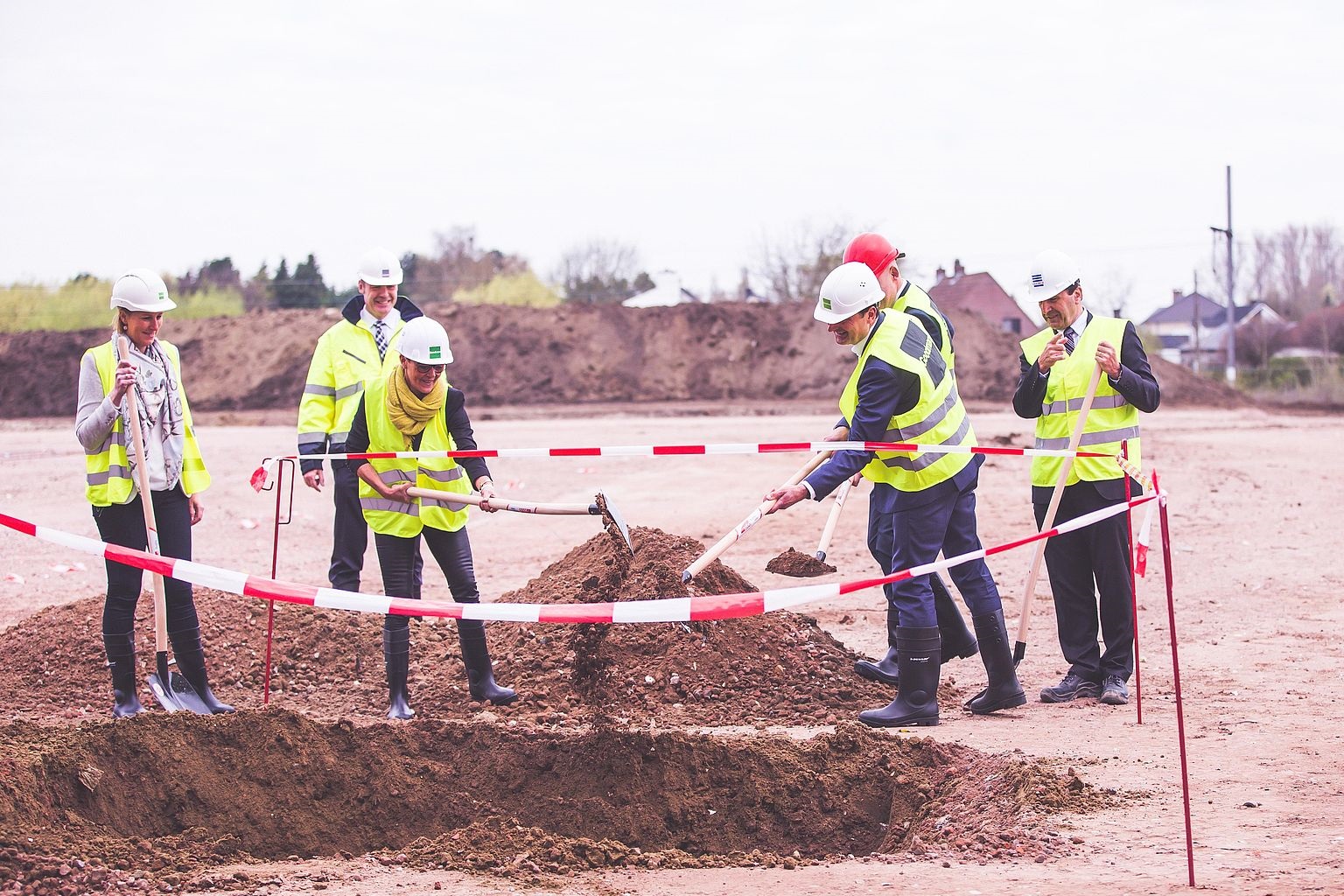 De eerstesteenlegging voor de uitbreiding van het Puurs Logistics Centre werd gedaan door Hilde Van der Poorten, waarnemend burgemeester van de gemeente Puurs, Felix Fiege, mede-eigenaar van Fiege, Walter Goossens, Supply Chain Director bij Makro en Kim Cornille, Country Manager Goodman België