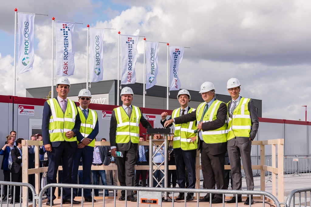 DHL Supply Chain sloeg vorig jaar oktober de eerste paal voor een nieuw distributiecentrum op logistiek bedrijvenpark Het Klooster in Nieuwegein. Volgens Colliers International zijn Nieuwegein samen met Hoofddorp en Born nieuwe steeds populairder wordende logistieke hotspots naast Schiphol, Utrecht en Venlo.