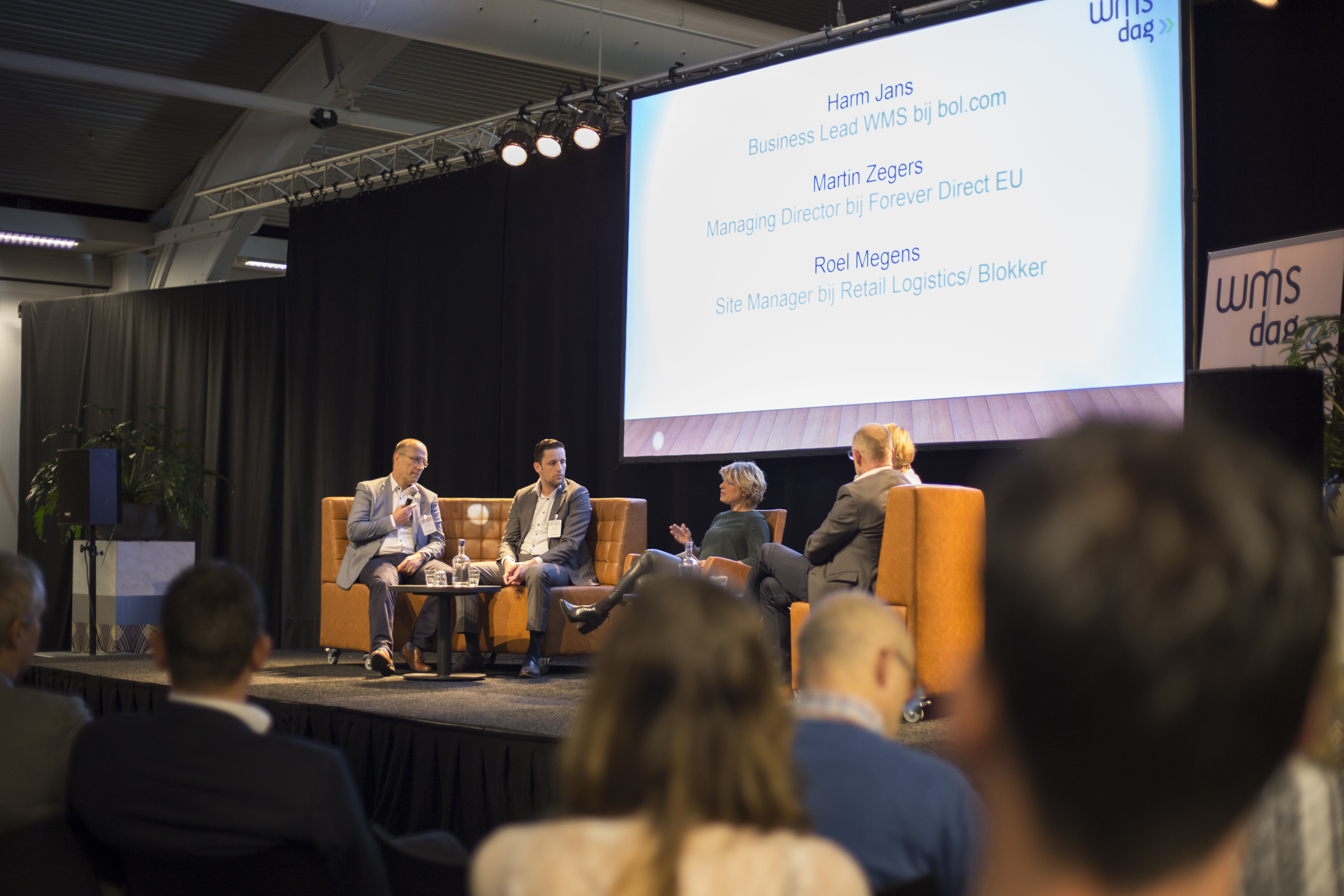 De WMS-dag 2017 begon met een plenaire discussie tussen van links naar rechts; Martin Zegers (Forever Direct), Roel Megens (Retail Logistics/Blokker), Maartje Hofhuis (dagvoorzitter), Harm Jans (bol.com) en Heres Stad (hoofdredacteur Logistiek). Thema was welke invloed hebben veranderende supply chains op WMS.