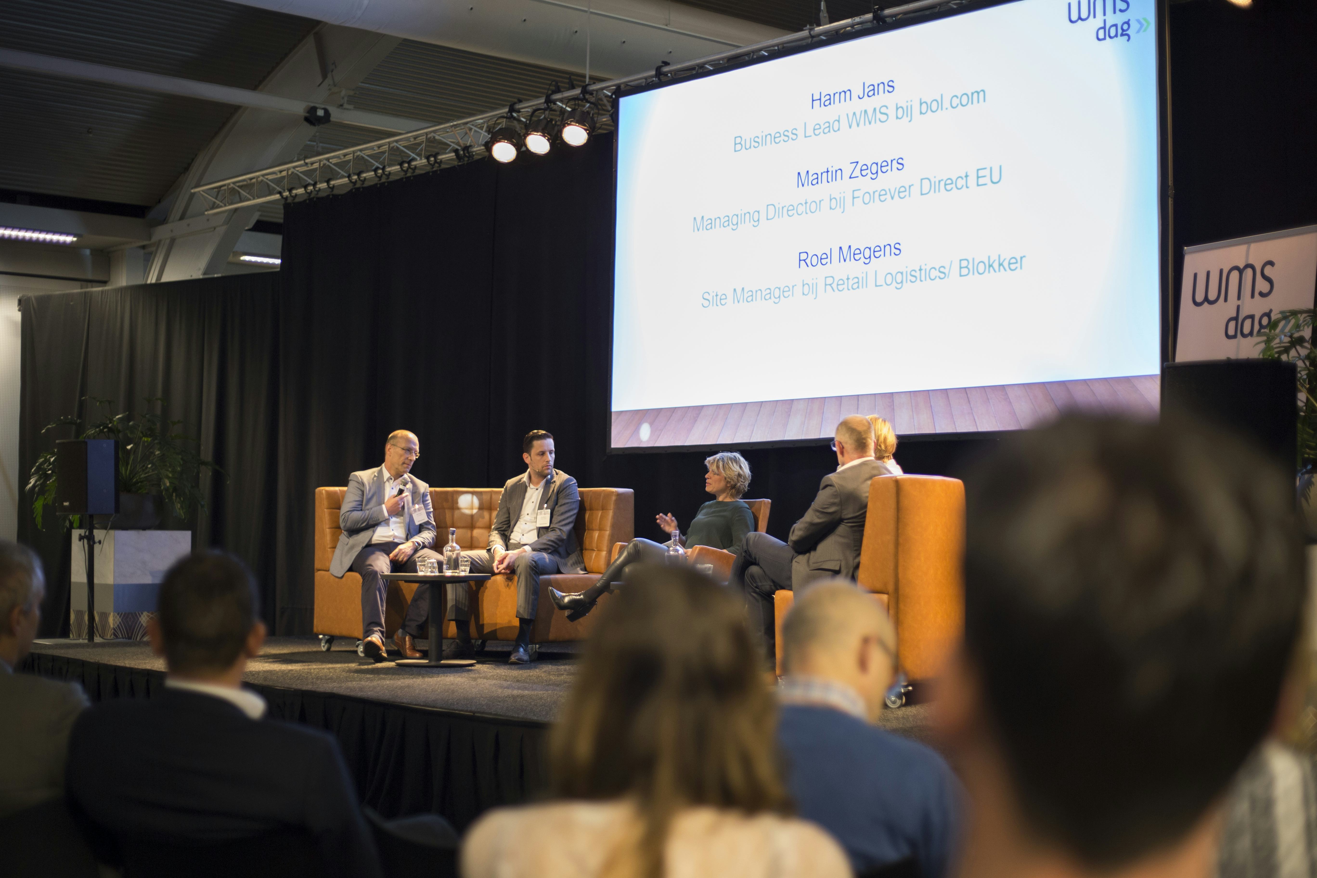 De WMS-dag 2017 begon met een plenaire discussie tussen van links naar rechts; Martin Zegers (Forever Direct), Roel Megens (Retail Logistics/Blokker), Maartje Hofhuis (dagvoorzitter), Harm Jans (bol.com) en Heres Stad (hoofdredacteur Logistiek). Thema was welke invloed hebben veranderende supply chains op WMS.