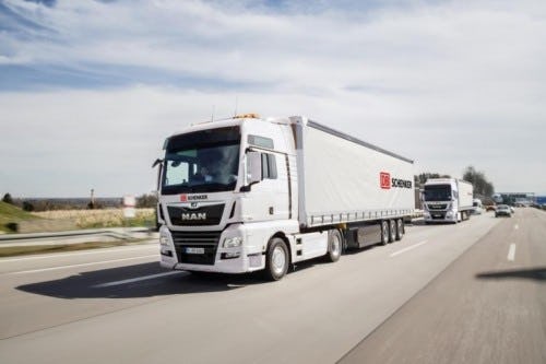 Vrachtwagenfabrikant en logistieke dienstverlener sluiten platooning deal