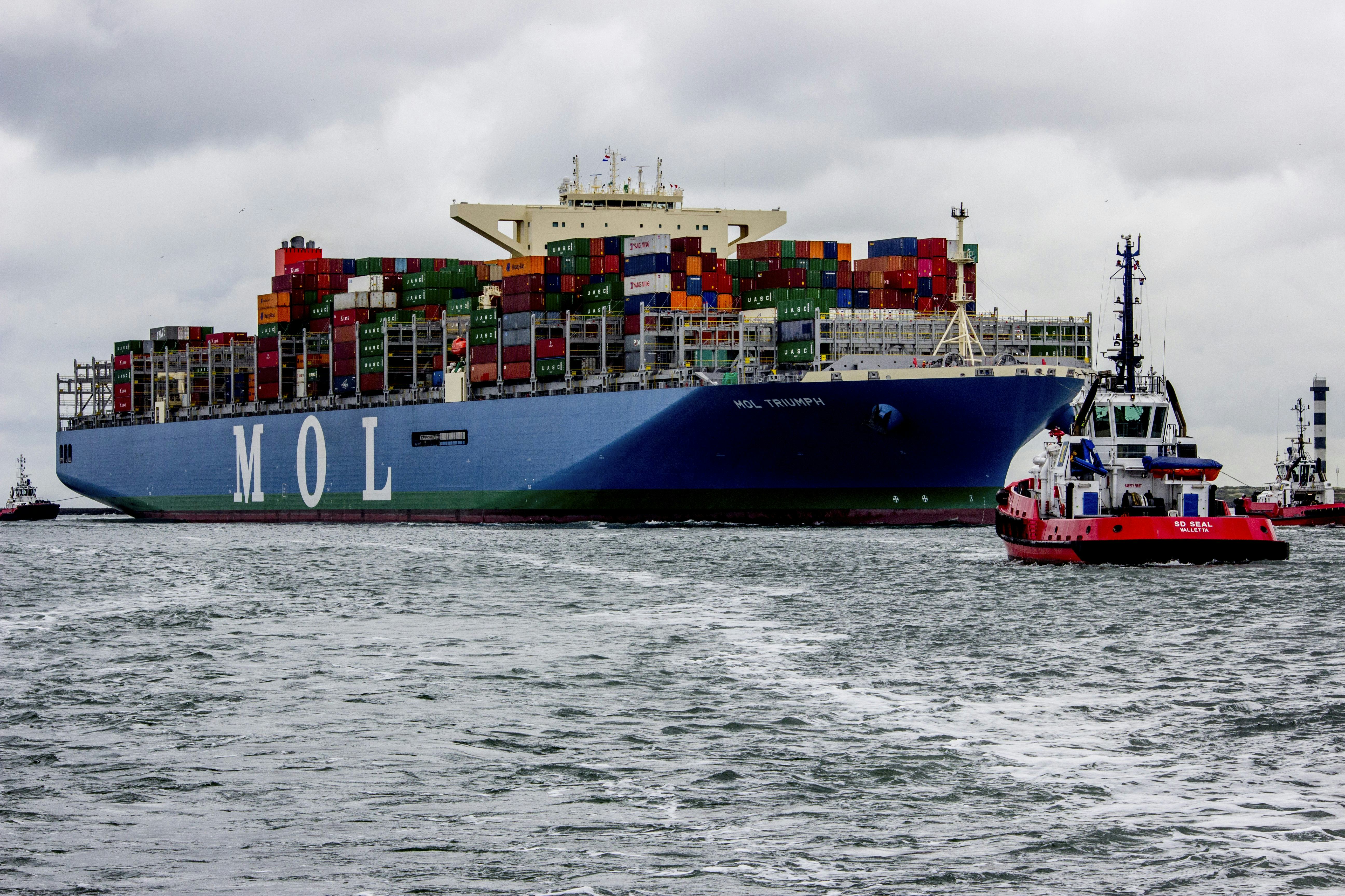 Containerreuzen stomen op richting Rotterdam (video)