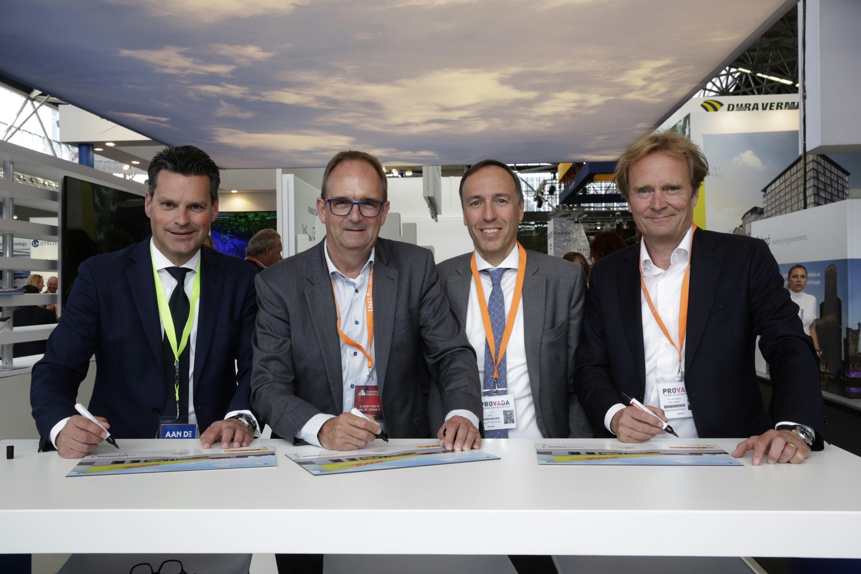 Op de Provada-beurs in de RAI werd de aannemingsovereenkomst ondertekend voor realisatie van een nieuw sorteercentrum van DHL Parcel in Amsterdam. Vlnr : Marco van der Laan (directeur Aan de Stegge), Rien van Ast (directeur Nederland, WDP), Joost Uwents (bestuursvoorzitter WDP) en Wouter van Benten (CEO DHL Parcel Benelux).