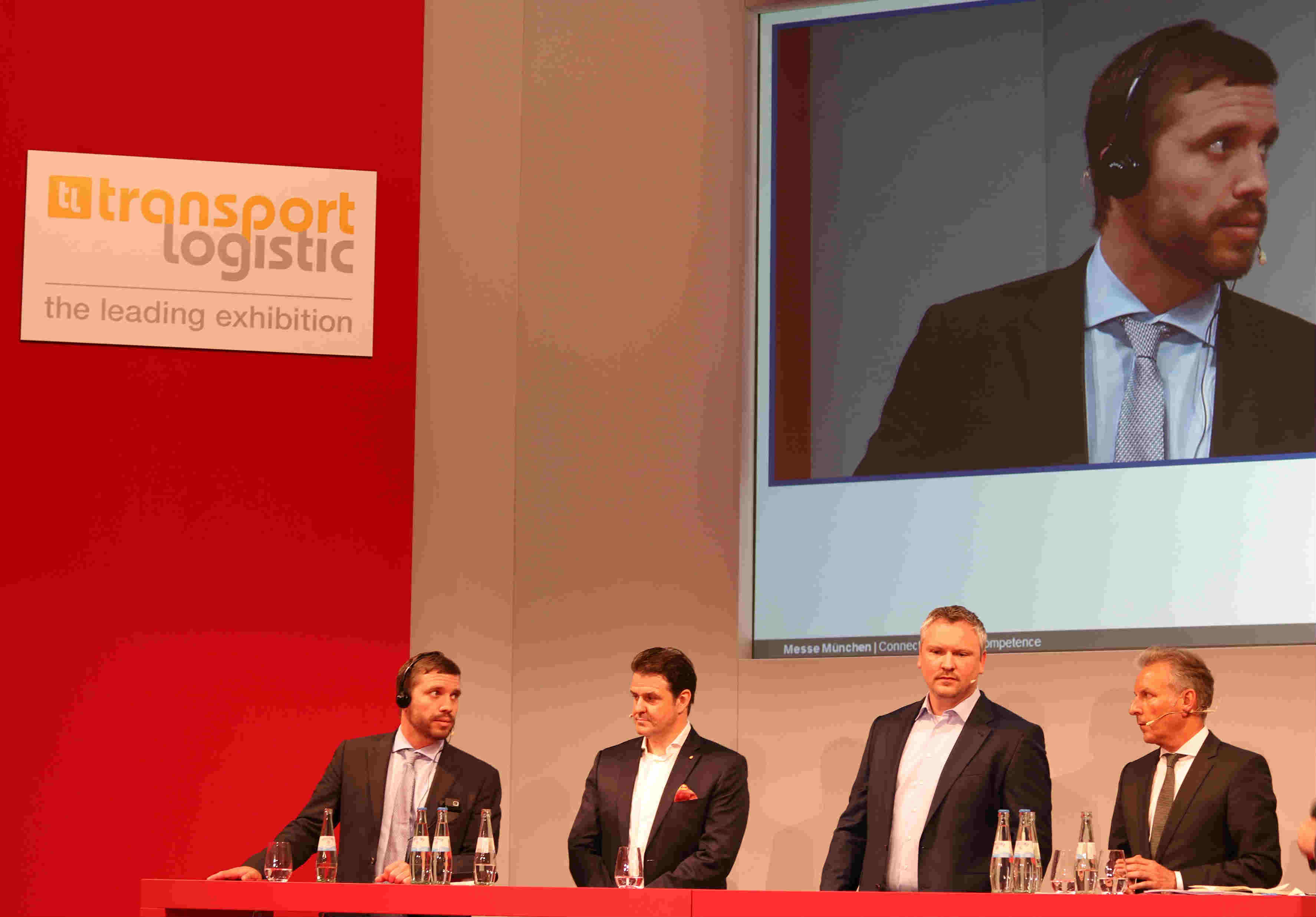 Links Ryan Petersen (Flexport) - tweede van rechts Bernd Schwenger (Amazon)