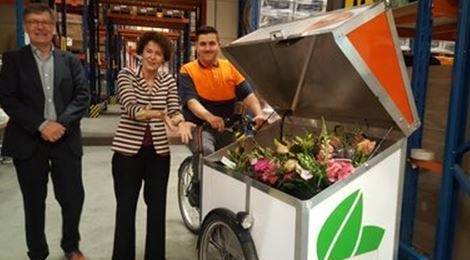 Huib de Jong (HvA) en Geert ten Dam (UvA) laten bloemen bezorgen bij bedrijven en instellingen van de Knowledge Mile (Wibautstraat) met oproep zich ook aan te sluiten bij de