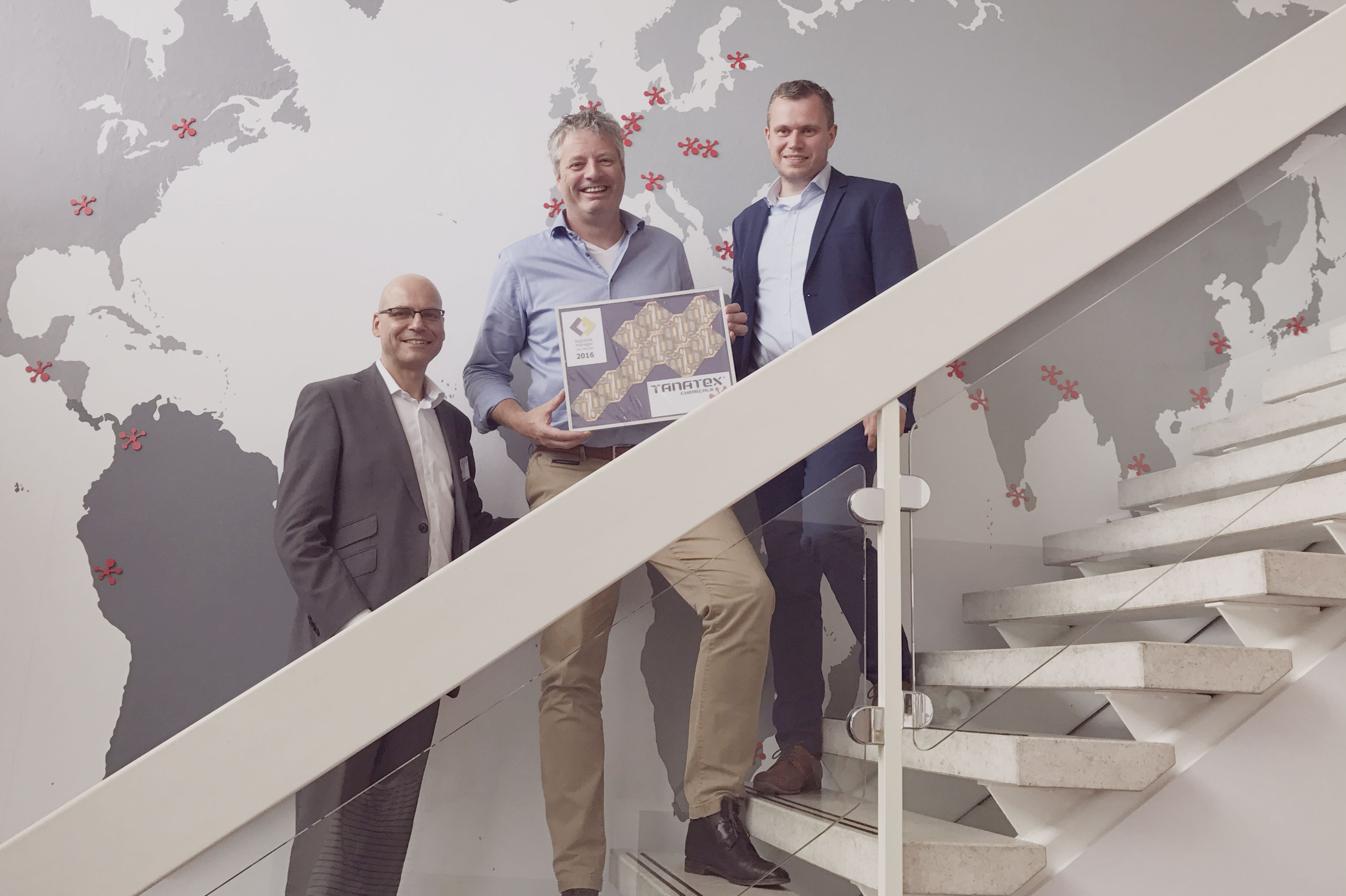 Op de foto v.l.n.r.: Geert van den Bosch (bestuurslid en uitgever Logistiek.nl), winnaar Marc van het Bolscher en Patrick van den Broeck (bestuurslid en Group Marketing manager bij WDP)