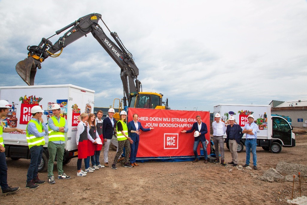 Op het bouwterrein in het Utrechtse Lage Weide gaf wethouder Jeroen Kreijkamp dinsdag het officiële startsein voor de bouw van het nieuwe distributiecentrum van Picnic. 
Op de foto vanuit het midden naar links: Wybe-Jan Bleeker (supply chain director Picnic), Amy Klein (projectleider bouw DC PicNic) en Jeroen Kreijkamp (wethouder Economische Zaken Utrecht). Vanuit het midden naar rechts: Michiel Muller (mede-oprichter Picnic), Frederik Nieuwenhuys (mede-oprichter Picnic), Tim Beckman (Somerset Capital Partners) en Jan Wouters (aannemer Wouters Schijndel).
