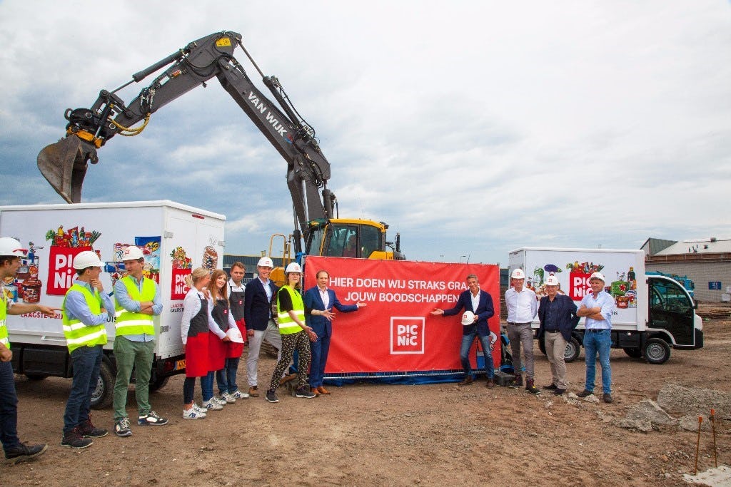 Op het bouwterrein in het Utrechtse Lage Weide gaf wethouder Jeroen Kreijkamp dinsdag het officiële startsein voor de bouw van het nieuwe distributiecentrum van Picnic.
Op de foto vanuit het midden naar links: Wybe-Jan Bleeker (supply chain director Picnic), Amy Klein (projectleider bouw DC PicNic) en Jeroen Kreijkamp (wethouder Economische Zaken Utrecht). Vanuit het midden naar rechts: Michiel Muller (mede-oprichter Picnic), Frederik Nieuwenhuys (mede-oprichter Picnic), Tim Beckman (Somerset Capital Partners) en Jan Wouters (aannemer Wouters Schijndel).
