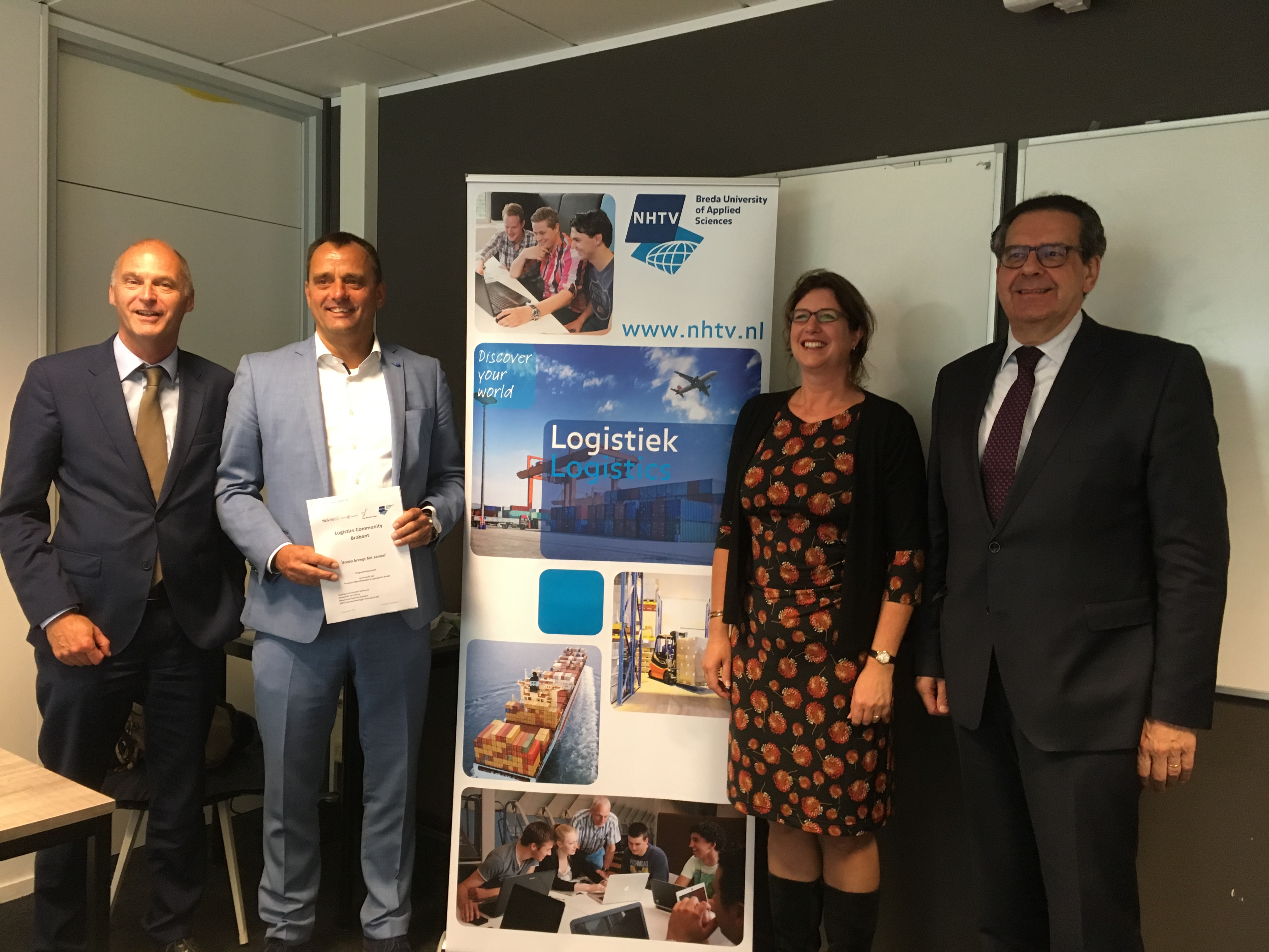 Van links naar rechts op de foto: Nico van Os, lid College van Bestuur NHTV Internationaal hoger onderwijs, als vertegenwoordiger van een viertal kennisinstellingen, Jack Zagers, directeur Otentic Logistics, als representant van het logistieke bedrijfsleven in West-Brabant, Miriam Haagh, wethouder Onderwijs gemeente Breda en Bert Pauli, Gedeputeerde Economie en Internationalisering Provincie Noord-Brabant.
- 