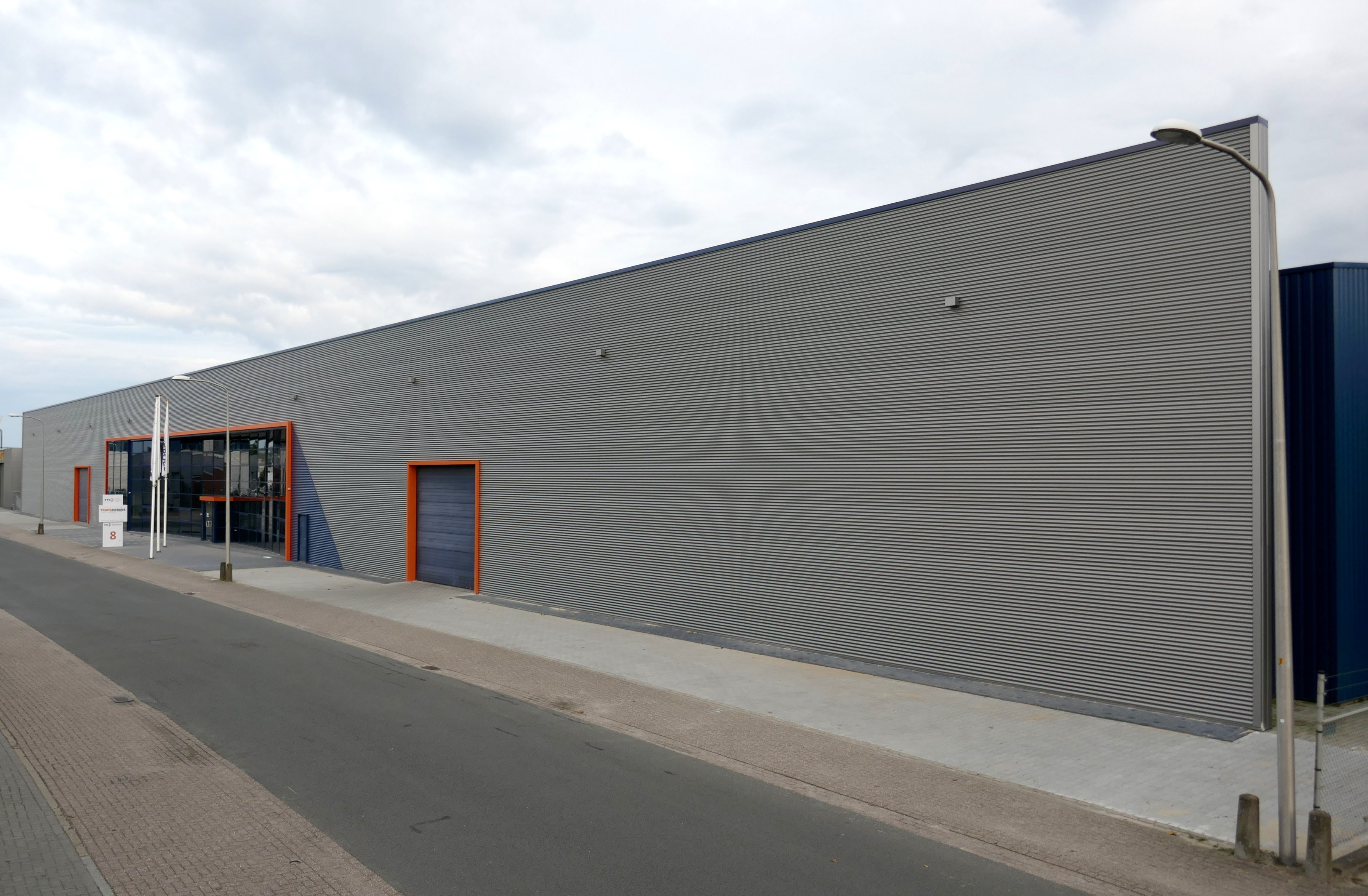 De logistieke dienstverlener TransHeroes is samen met haar dochtermaatschappijen ? zoals TTS Quality Logistics, TTS TransAir en TTS TransUrgent ? verhuisd naar een nieuw aangekochte locatie aan de Heliumstraat 8 in Rijssen. Ook BTA International, d? specialist voor transporten naar Spa...