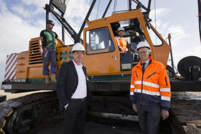 06-09-2017
Meppel 
Friesland Campina
Eerste paal nieuwbouw magazijn Friesland Campina in Meppel. Dhr. Menting, Korteland en van Berlo slaan de eerste paal
©Foto: Hoge Noorden/Jaap Schaaf