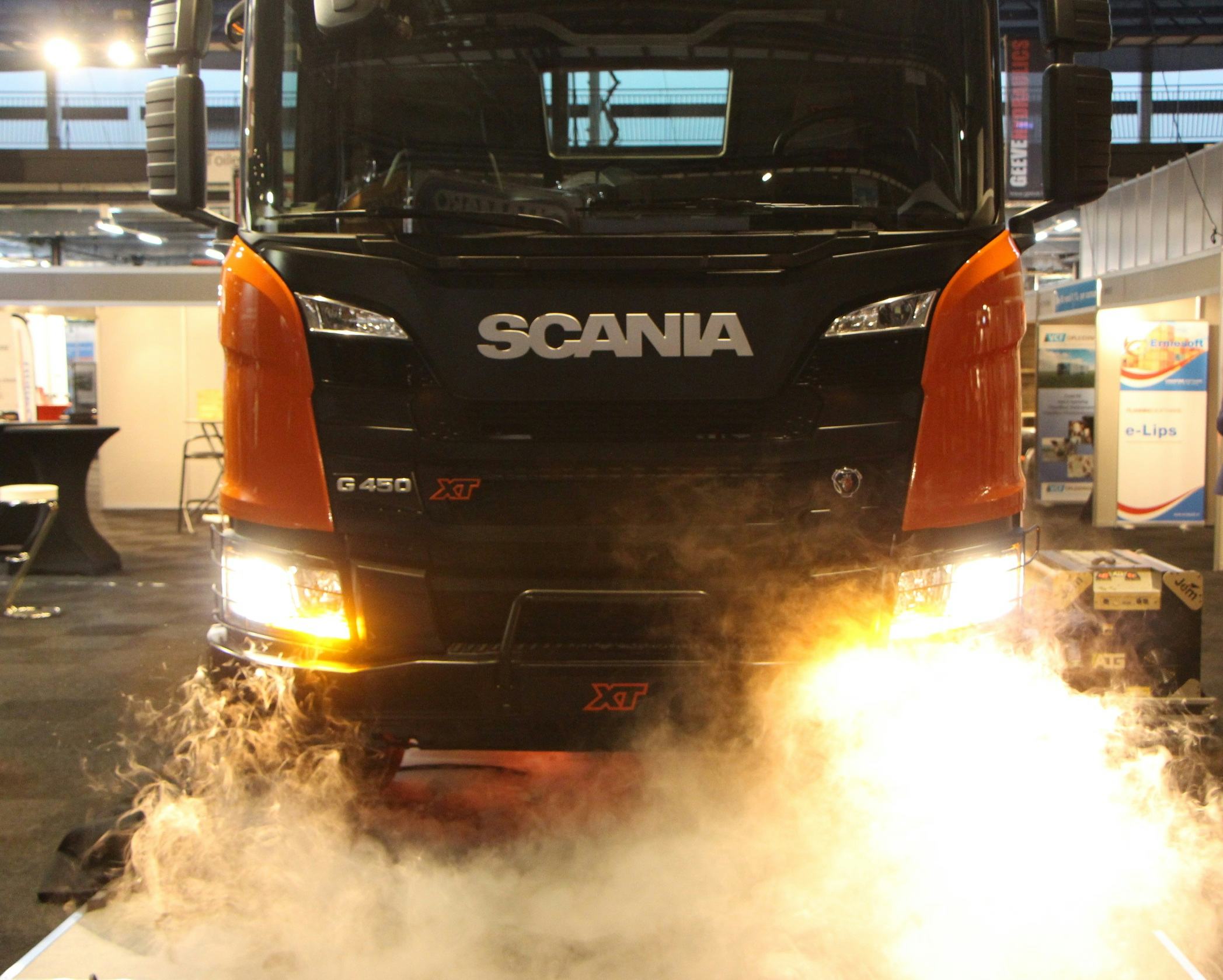 Op de beursvloer van Transport Compleet in Gorinchem onthulden managing director Janko van der Baan en sales director Jan de Vries van Scania met een druk op de knop de nieuwe Scania XT.