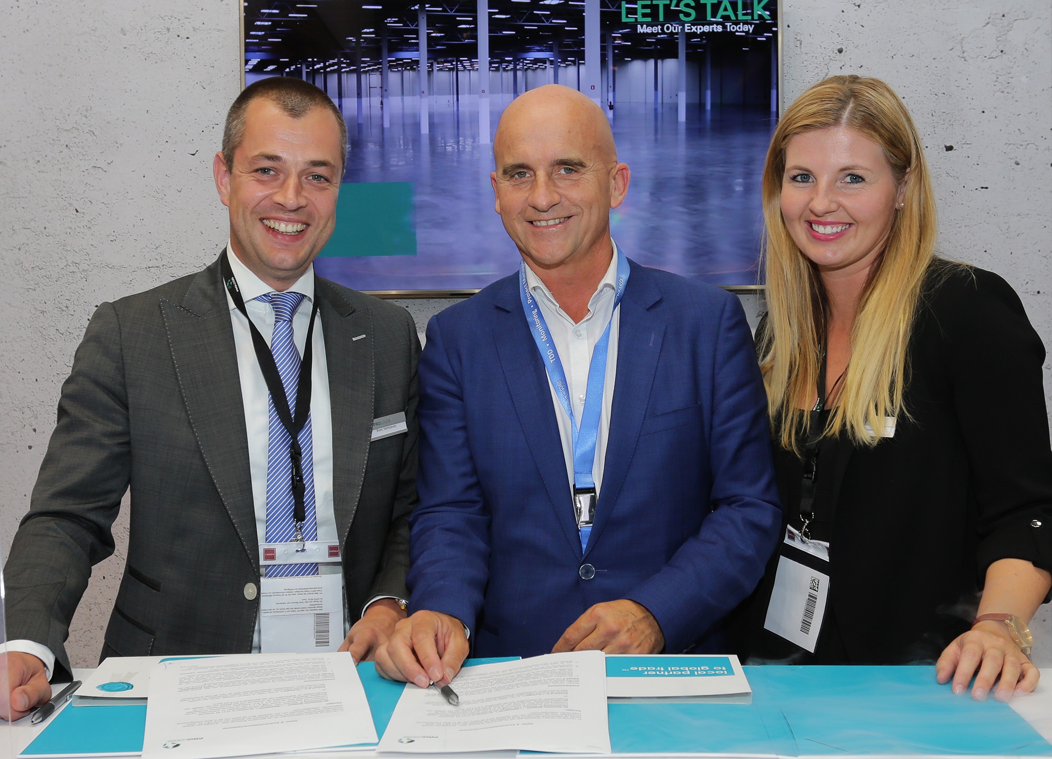 Foto van links naar rechts: Bram Verhoeven, country manager Prologis Benelux; Ronald Bakker, wethouder Economische Zaken gemeente Waalwijk; Gina Helmold, market officer Prologis Benelux.