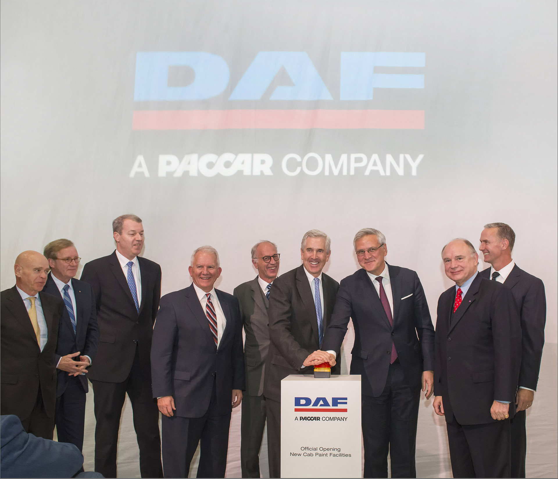 In het bijzijn van de DAF Supervisory Board en DAF Trucks president Preston Feight, vierden Mark Pigott (Executive Chairman PACCAR Board of Directors) en Kris Peeters (de Vice Eerste Minister van België) de officiële opening van DAF’s nieuwe state-of-the-art cabinelakstraat in het Belgische Westerlo.