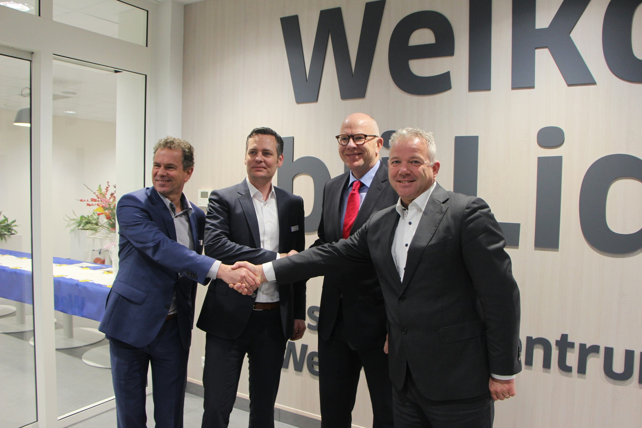 De opening van de uitbreiding van het Lidl dc in Weert werd gisteren verricht door Harm van Oorschot van Lidl Nederland, Philipp von Dreden Lidl operationeel financieel directeur Lidl Weert, gedeputeerde Twan Beurskens en wethouder Frans van Eersel van Weert.