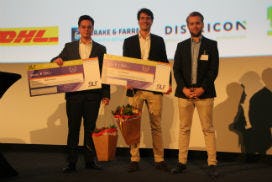 Floris Boekema won vrijdag de SLF-afstudeerprijs. Tweede werd Martin Drent (foto links).  De winnaar van vorig jaar Thomas Kenbeek (rechts) deed de prijsuitreiking. 