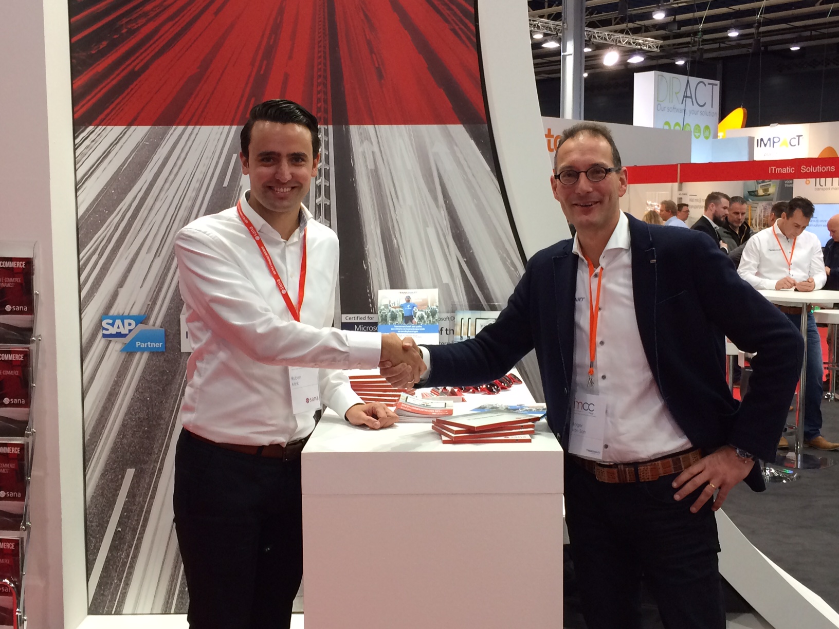 Links Ruben Mink (Sana), Roger van Son (Transsmart) bezegelen met een ferme handdruk de samenwerking tussen beide bedrijven.