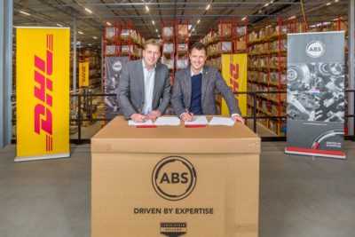 John Scherders (DHL, links) en Martijn Snijders (ABS, rechts) tekenen het contract
