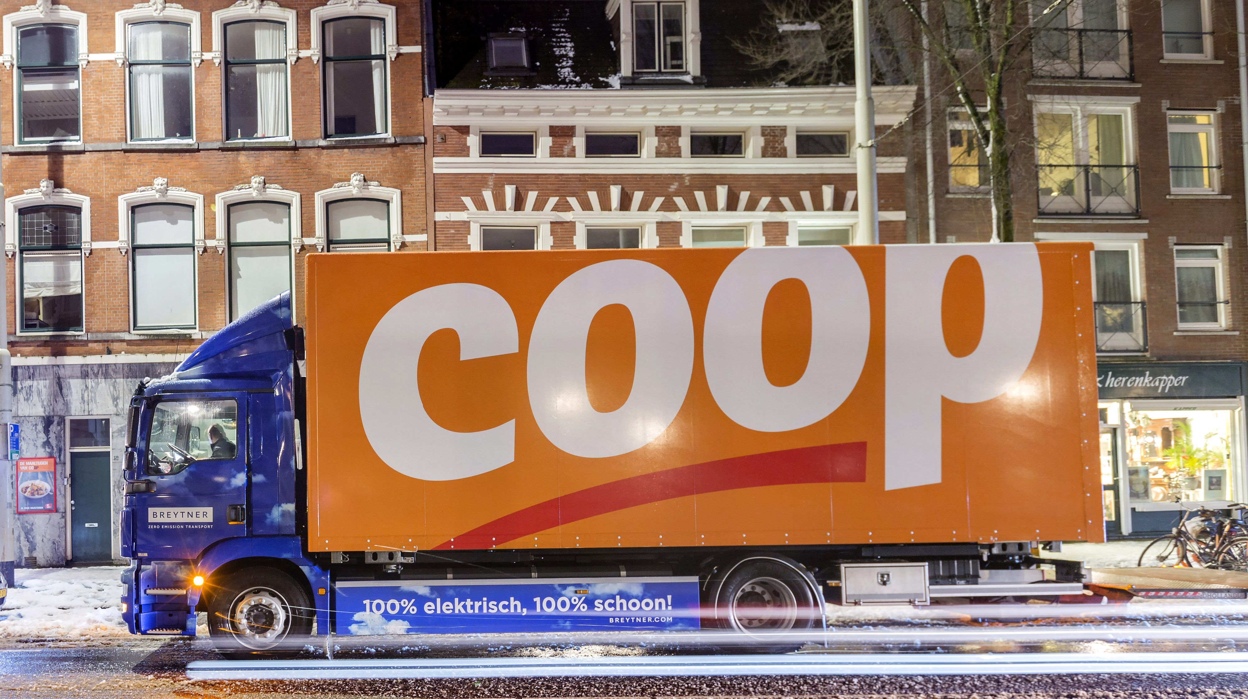 12-12-2017 Rotterdam
Coop Supermarkten bevoorraadt haar Coop Vandaag-winkels in Rotterdam 100% elektrisch. Coop wil bijdragen aan Green Deal 010. Dit programma heeft een duidelijk doel: geen uitstoot meer door transport en logistiek in de binnenstad van Rotterdam in 2020. Met deze pilot onderzoekt de supermarktorganisatie nieuwe mogelijkheden van elektrisch bevoorraden in de binnensteden.
Foto: Guido Benschop