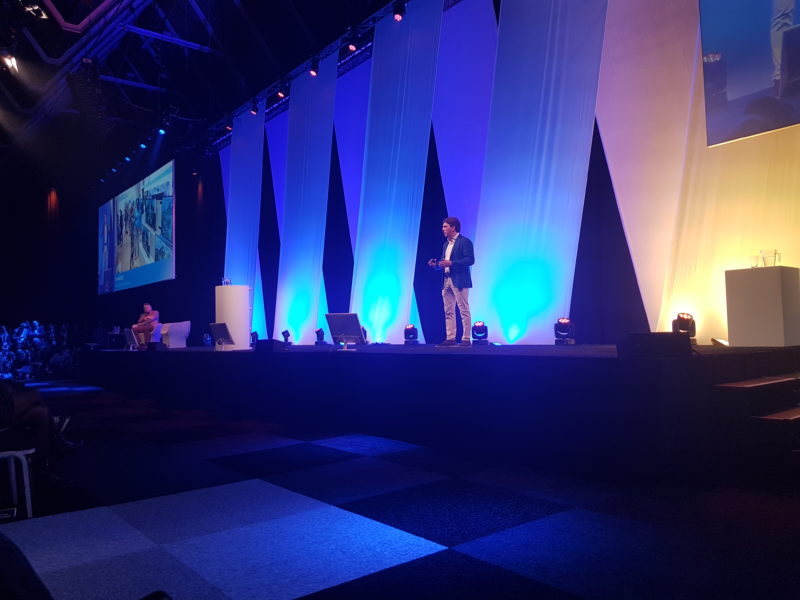 Pieter Zwart, ceo van Coolblue op het podium van Key note theater tijdens de Webwinkel Vakdagen 2018.