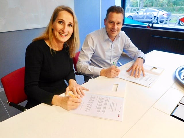 Rianne de Brouwer (The Knowledge) en Harry Elling (MotracLinde) zetten samen een handtekening