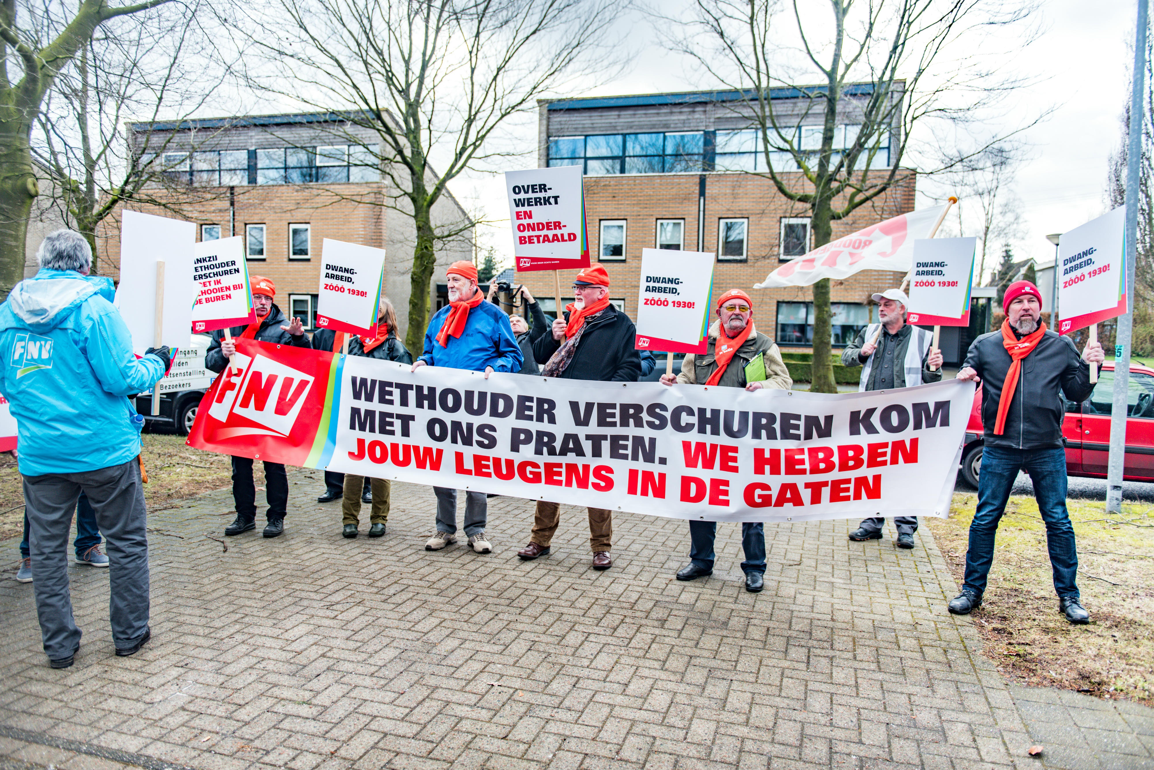 Pakketsorteerders van PostNL in Kolham voerden in februari actie tegen de gemeente Midden-Groningen en PostNL omdat zij volgens FNV een schijnconstructie hebben opgetuigd waardoor bijstandsgerechtigden en uitzendkrachten willens en wetens loon wordt onthouden