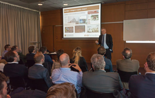 "Ketensamenwerking is niet langer ‘nice to have’ maar ‘need to have’”, aldus Prof. Jack van der Veen tijdens een bedrijfsbezoek aan logistiek dienstverlener Hollander Barendrecht.
Foto: Alexander Senger