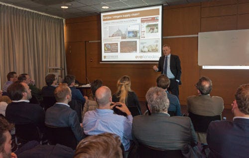 "Ketensamenwerking is niet langer ‘nice to have’ maar ‘need to have’”, aldus Prof. Jack van der Veen tijdens een bedrijfsbezoek aan logistiek dienstverlener Hollander Barendrecht.
Foto: Alexander Senger