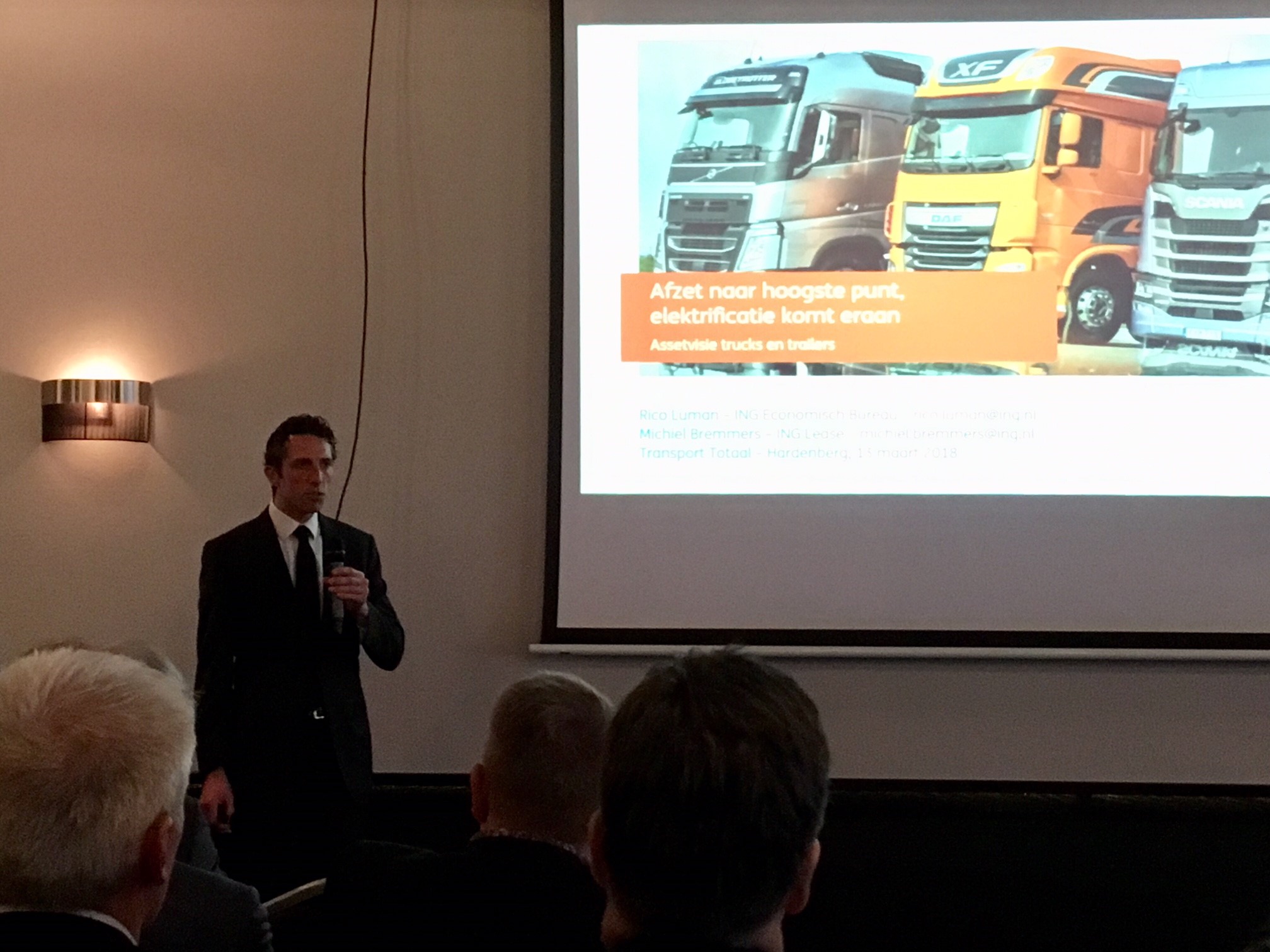 Sectoreconoom Rico Luman van ING licht de cijfers uit de Assetvisie Trucks & Trailers toe tijdens een kennissesie op de vakbeurs Transport Compleet in Hardenberg