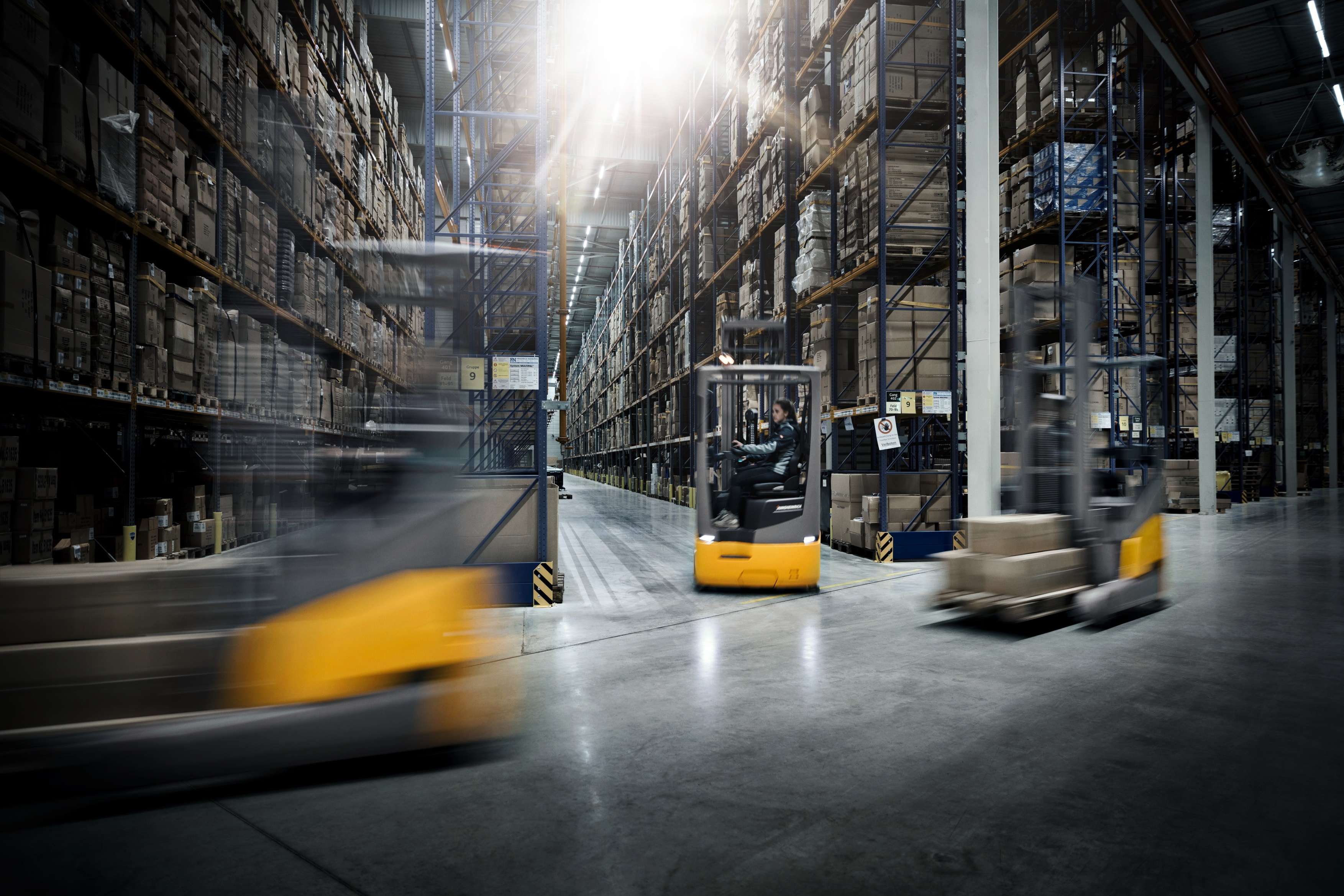 De nieuwe ETV 216i van Jungheinrich is de eerste reachtruck op de markt, die helemaal is ontwikkeld op basis van lithium-ion technologie.