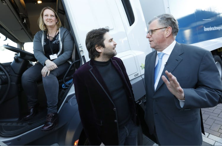 Van links naar rechts: Saidja van de Woestyne, ambassadeur ikwordvrachtwagenchauffeur.nl, 
zanger Xander de Buisonjé en directeur Sectorinstituut Transport en Logistiek, Willem de Vries.
