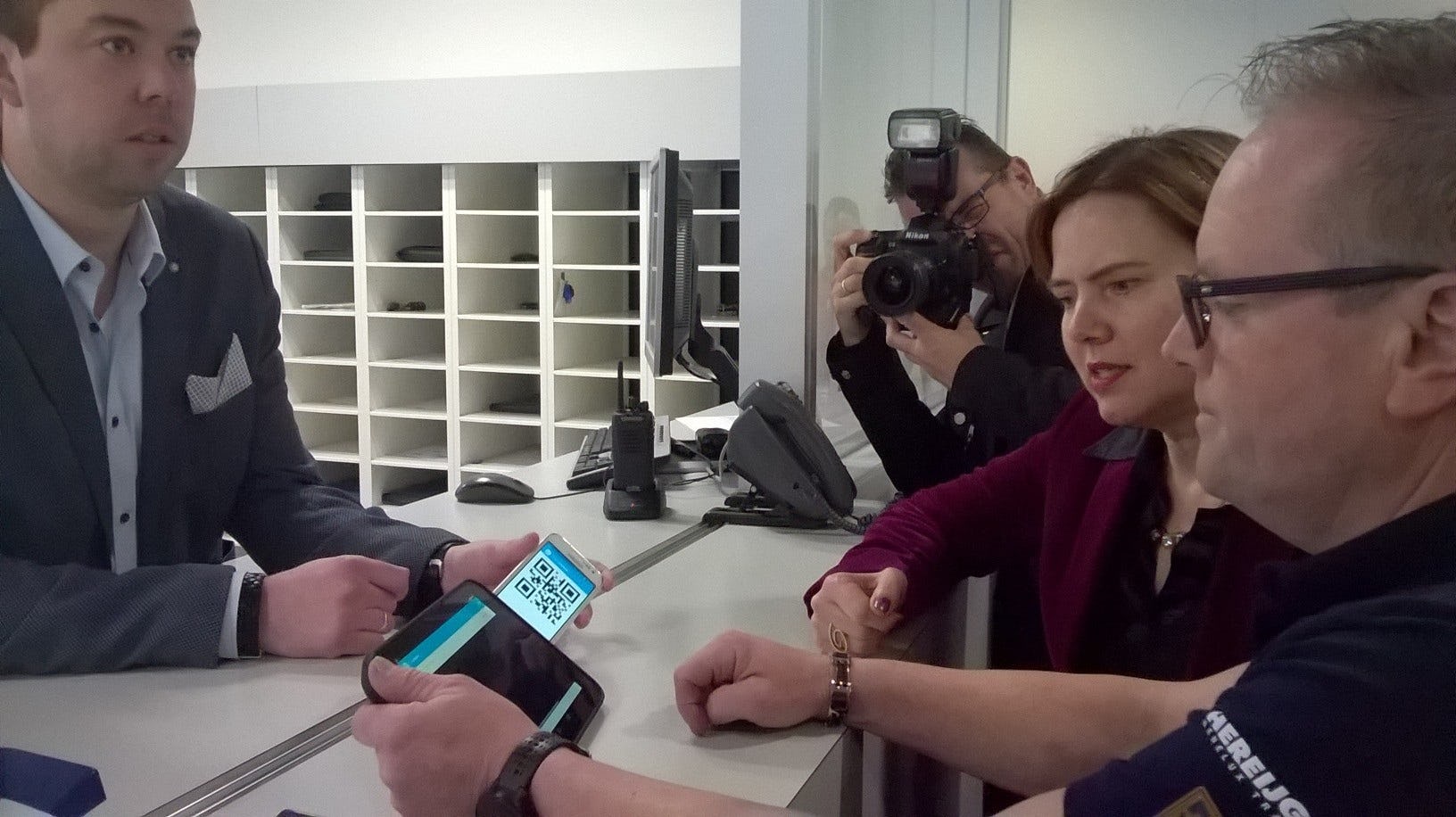 Minister Cora van Nieuwenhuizen (Infrastructuur en Milieu) tijdens de aftrap van de Benelux pilot in 2018. Ze krijgt van BAS Logistics-chauffeur, Marcel Spitters (links), tekst en uitleg over de digitale vrachtbrief.