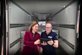 Minister Cora van Nieuwenhuizen (Infrastructuur en Milieu) krijgt van BAS Logistics-chauffeur, Marcel Spitters, tekst en uitleg over de digitale vrachtbrief. In de Benelux start vandaag officieel een driejarige proef met de digitale nieuwsbrief.