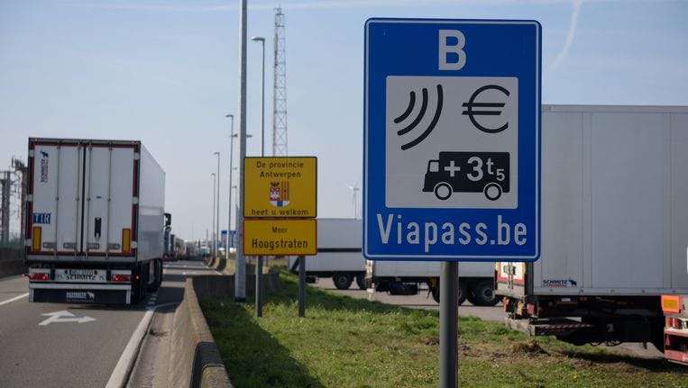 België voerde in 2016 kilometerheffing in voor vrachtwagens. In Nederland moet zo'n taks er ook versneld komen, vindt de Tweede Kamer. 